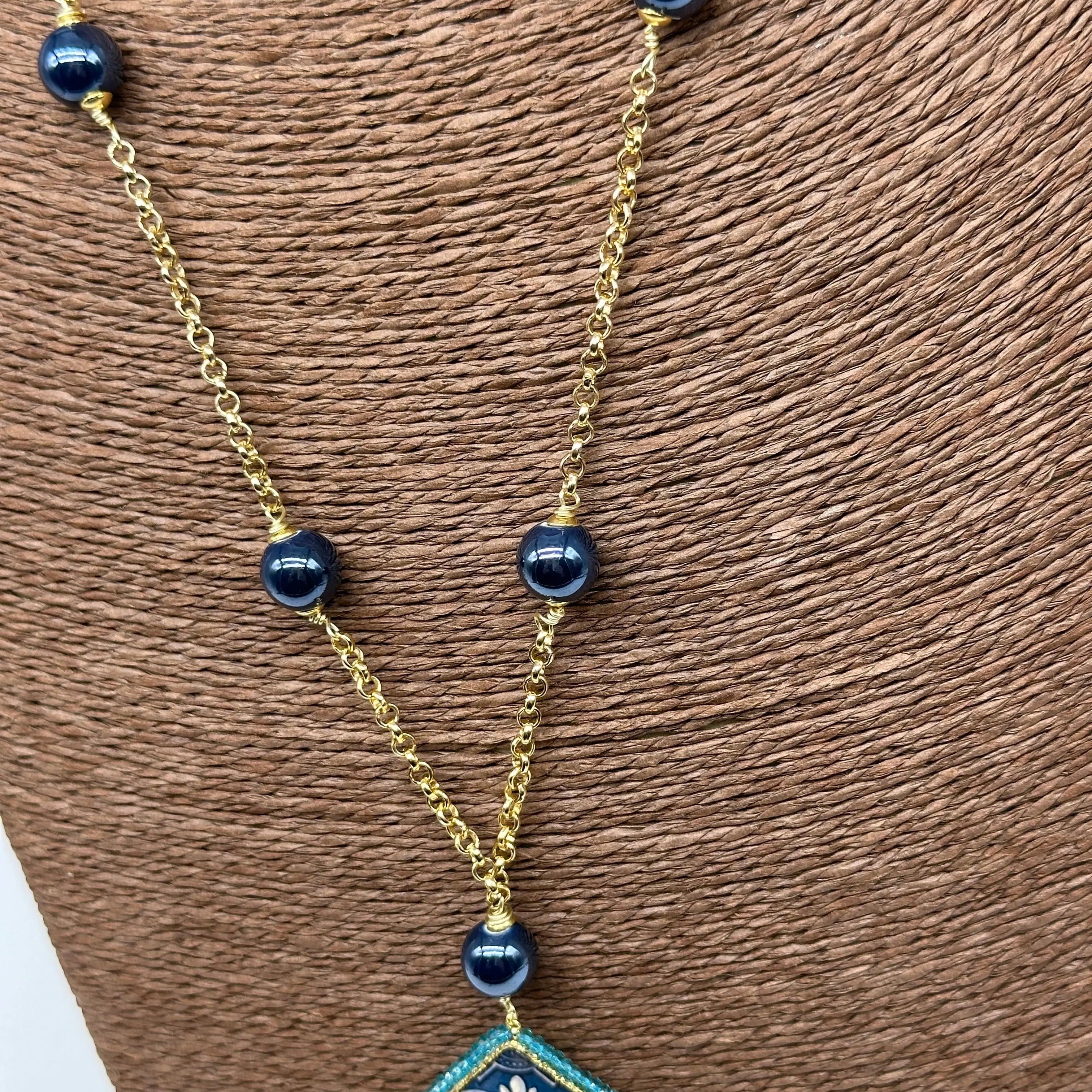 Collana Piastrella Ceramica di Caltagirone, catena dorata con pietre blu V.2 DD CERAMICHE SICILIANE