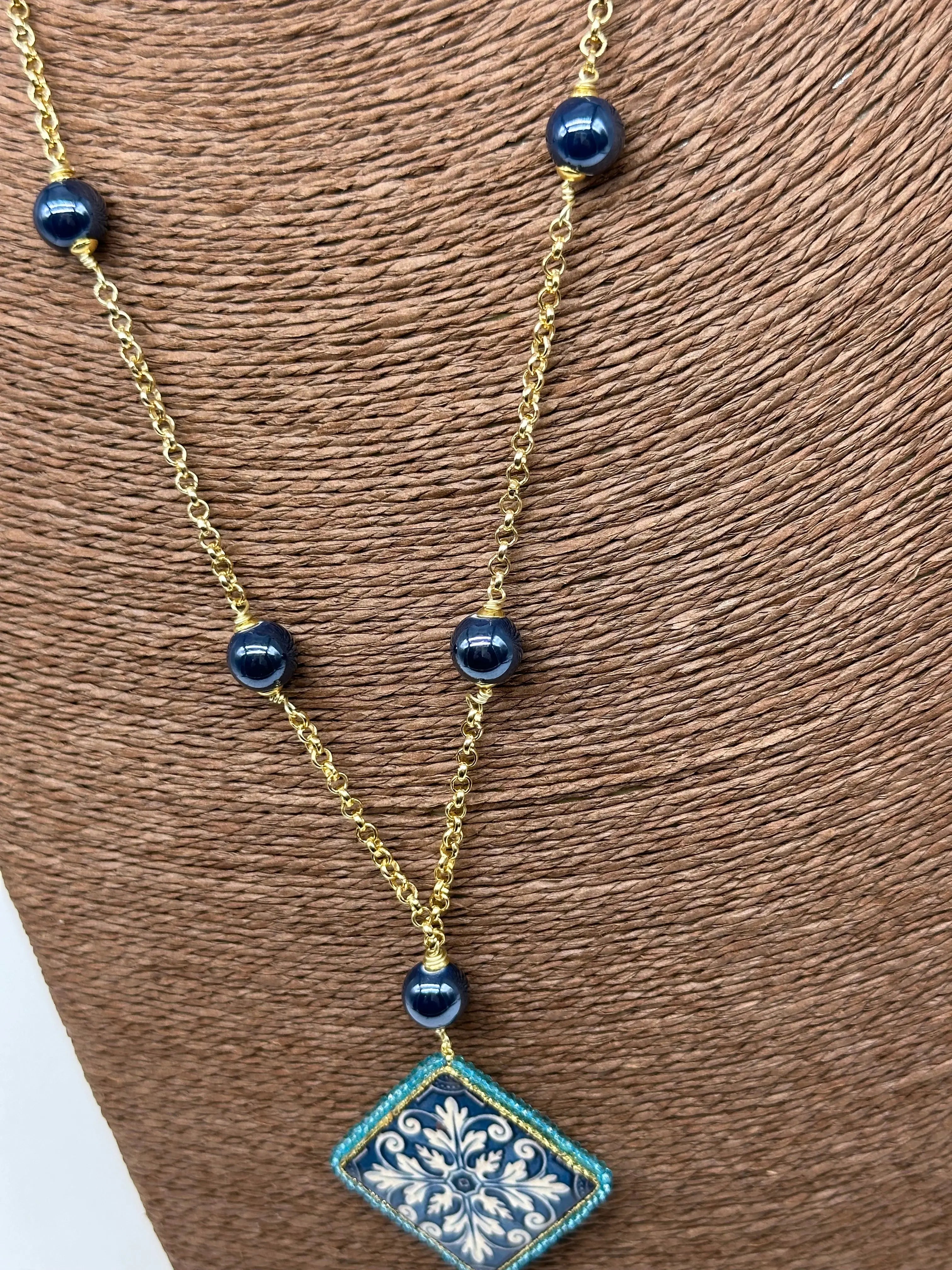 Collana Piastrella Ceramica di Caltagirone, catena dorata con pietre blu V.2 DD CERAMICHE SICILIANE