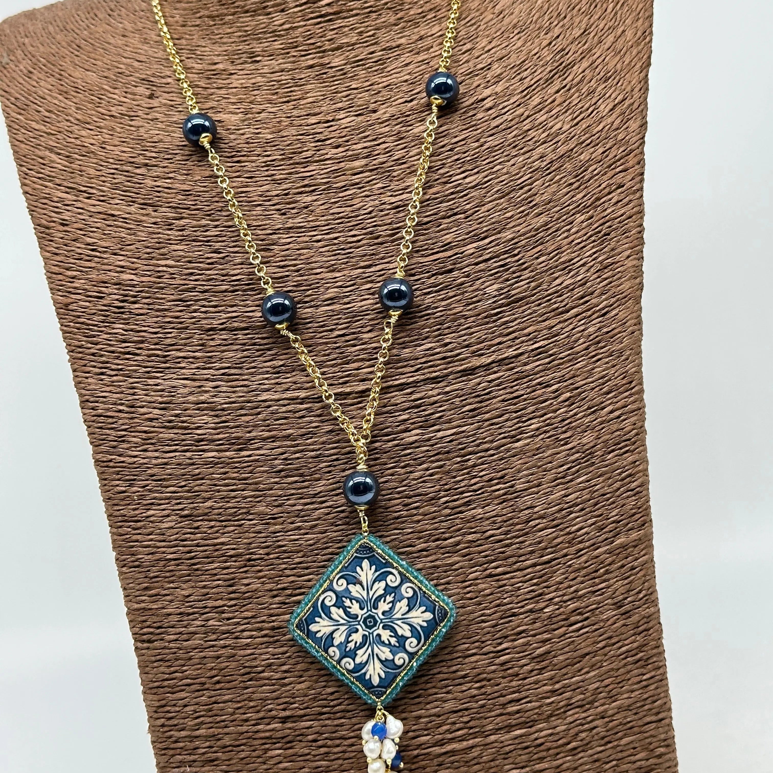Collana Piastrella Ceramica di Caltagirone, catena dorata con pietre blu V.2 DD CERAMICHE SICILIANE