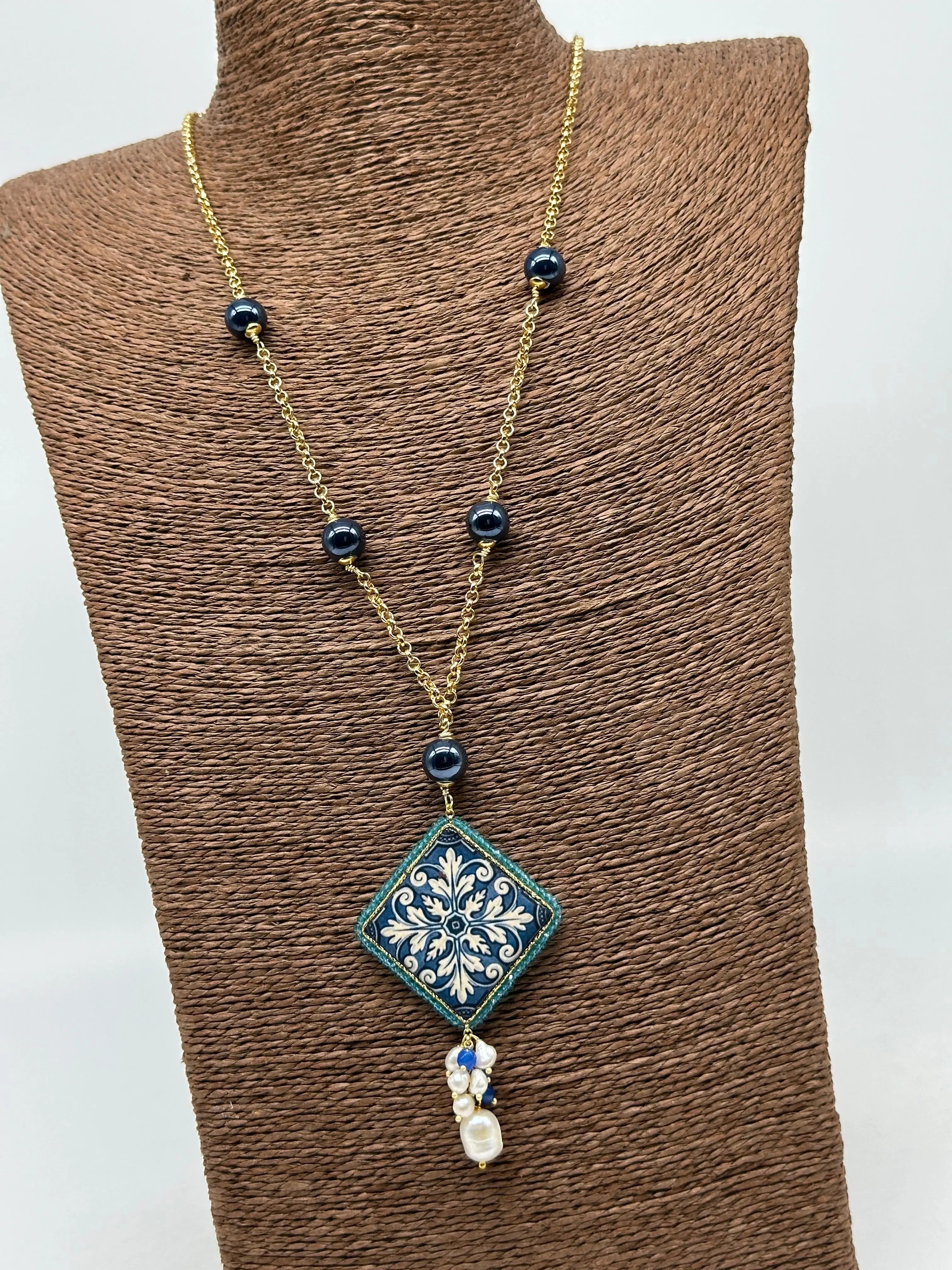 Collana Piastrella Ceramica di Caltagirone, catena dorata con pietre blu V.2 DD CERAMICHE SICILIANE
