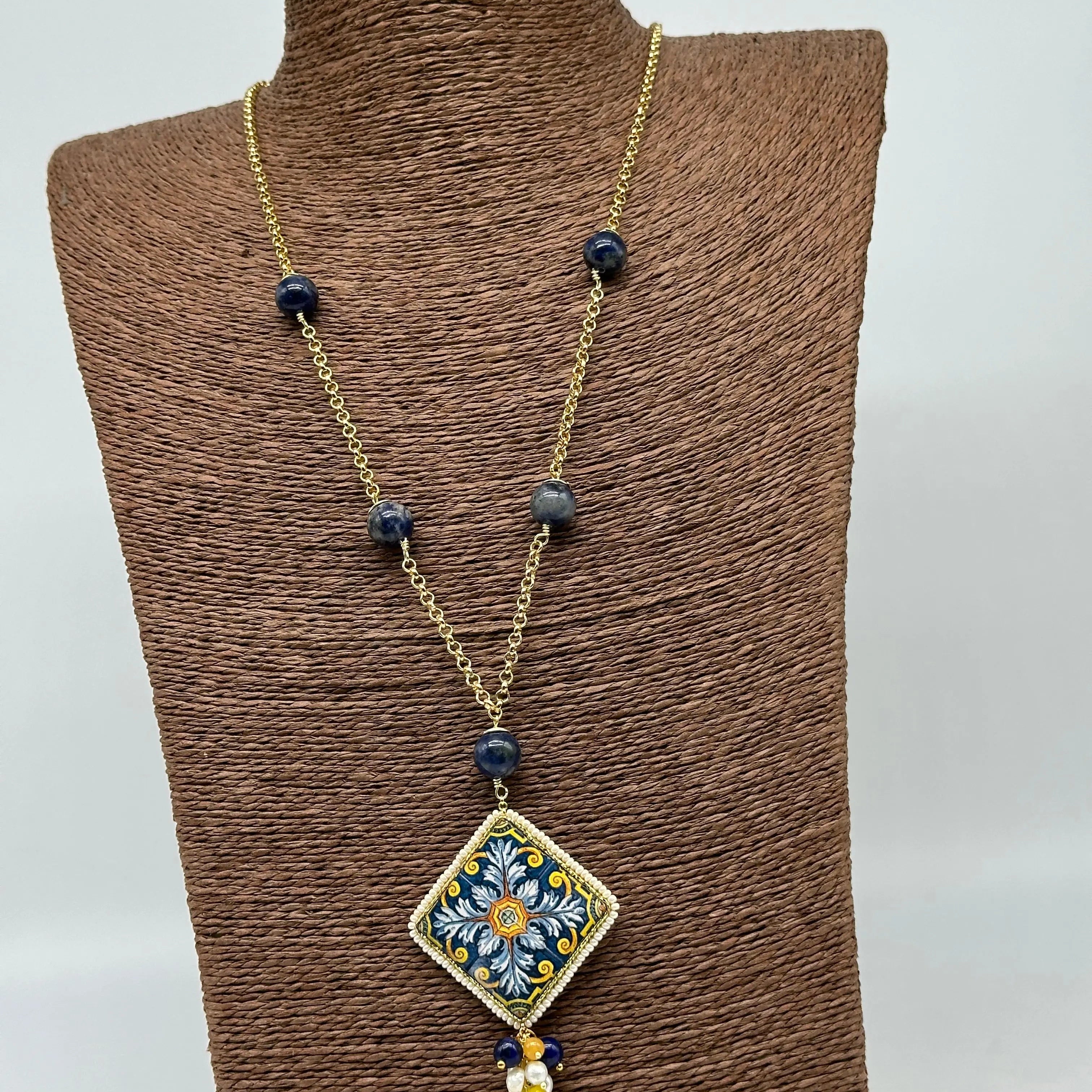 Collana Piastrella Ceramica di Caltagirone, catena dorata con pietre blu DD CERAMICHE SICILIANE