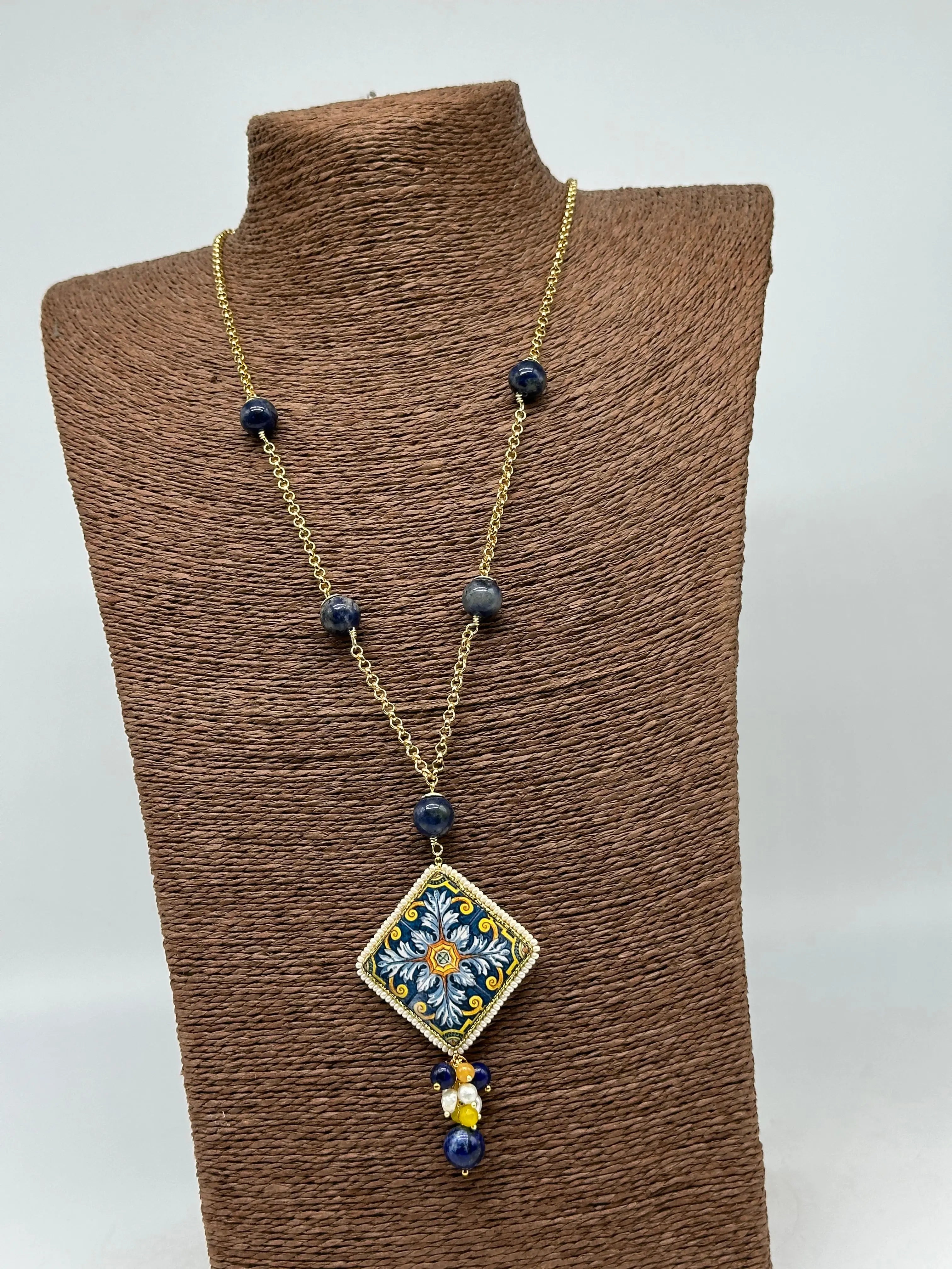 Collana Piastrella Ceramica di Caltagirone, catena dorata con pietre blu DD CERAMICHE SICILIANE