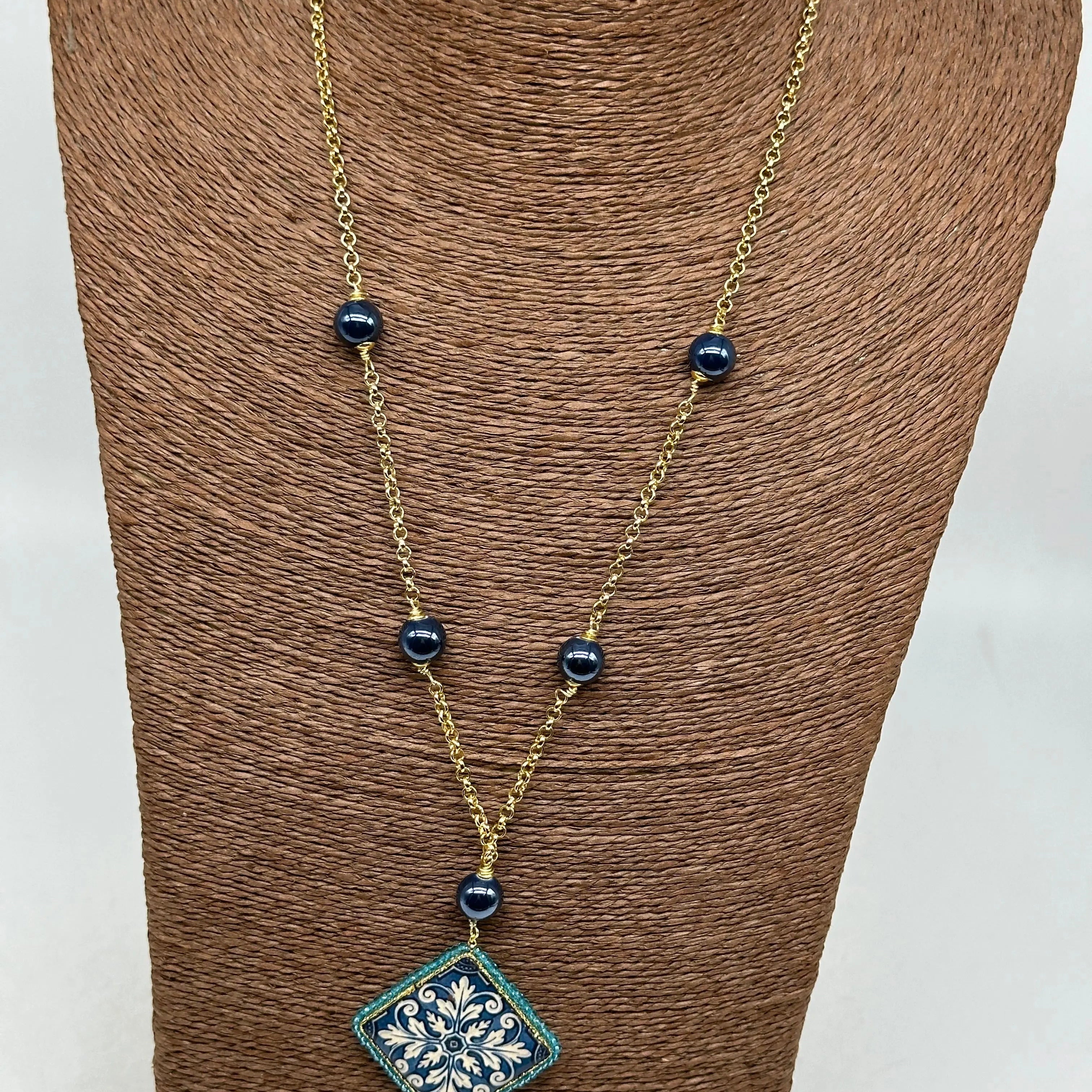 Collana Piastrella Ceramica di Caltagirone, catena dorata con pietre blu V.2 DD CERAMICHE SICILIANE
