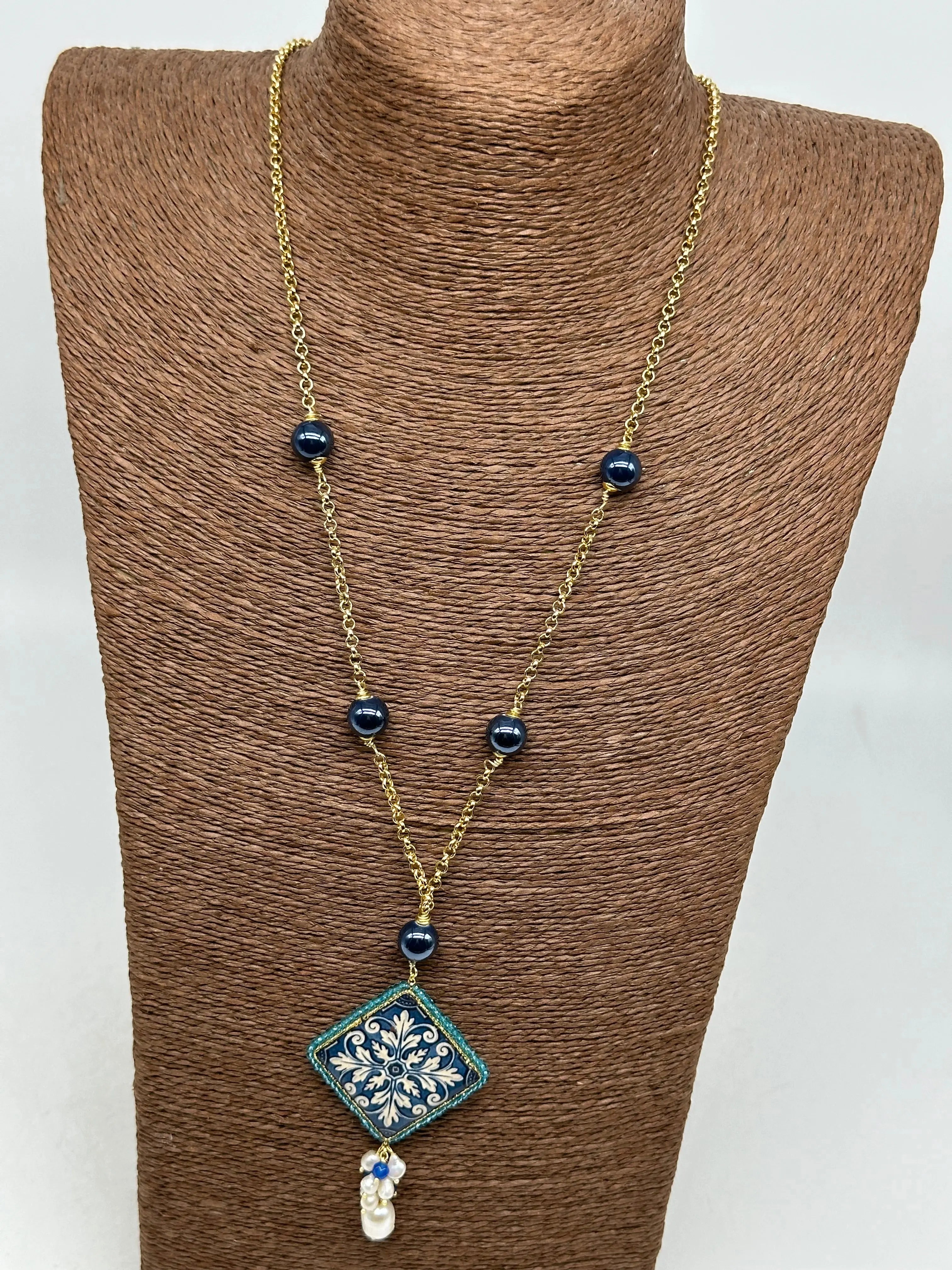 Collana Piastrella Ceramica di Caltagirone, catena dorata con pietre blu V.2 DD CERAMICHE SICILIANE