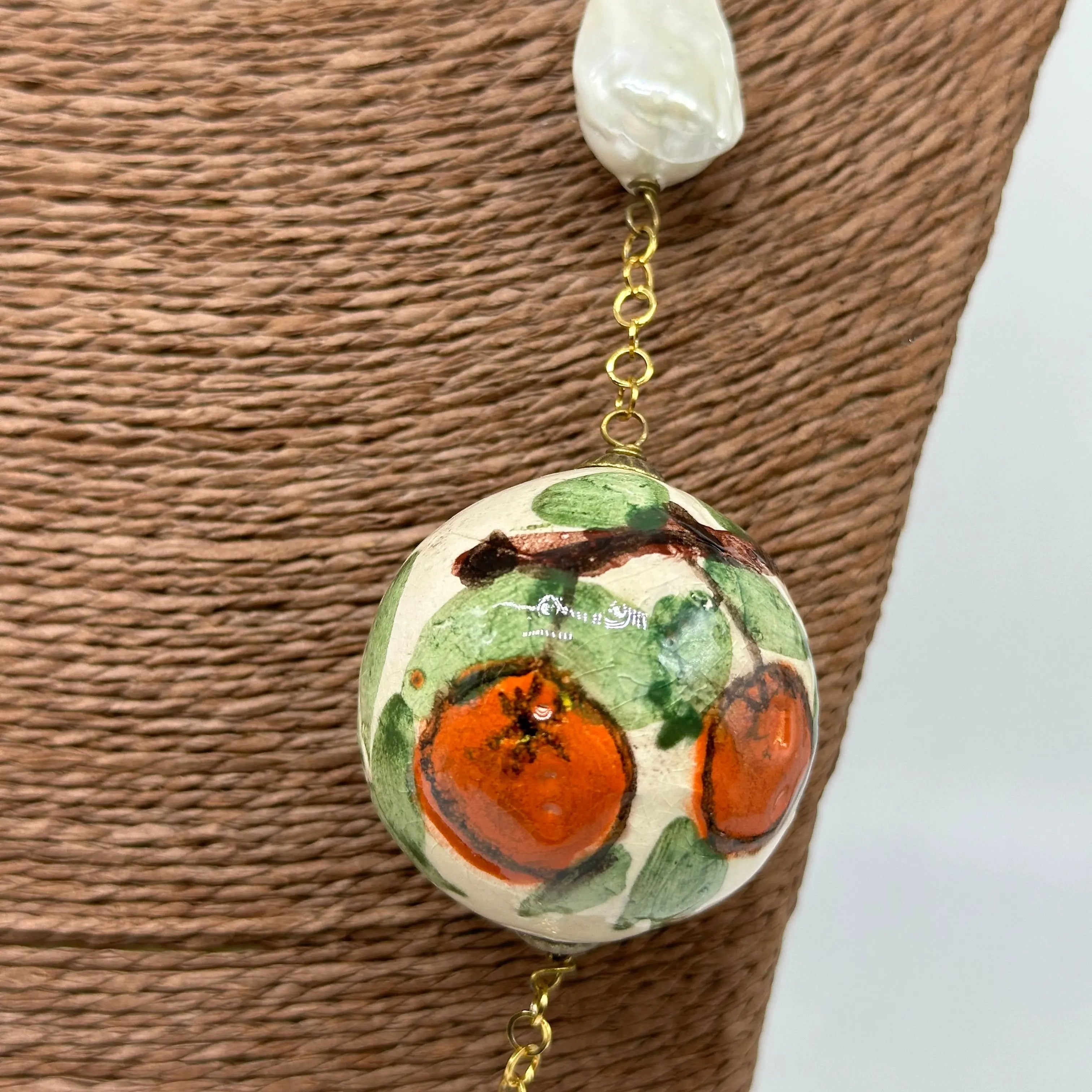 Collana Pietre Bordeaux Sfera Decorata Ceramica di Caltagirone e Perle DD CERAMICHE SICILIANE