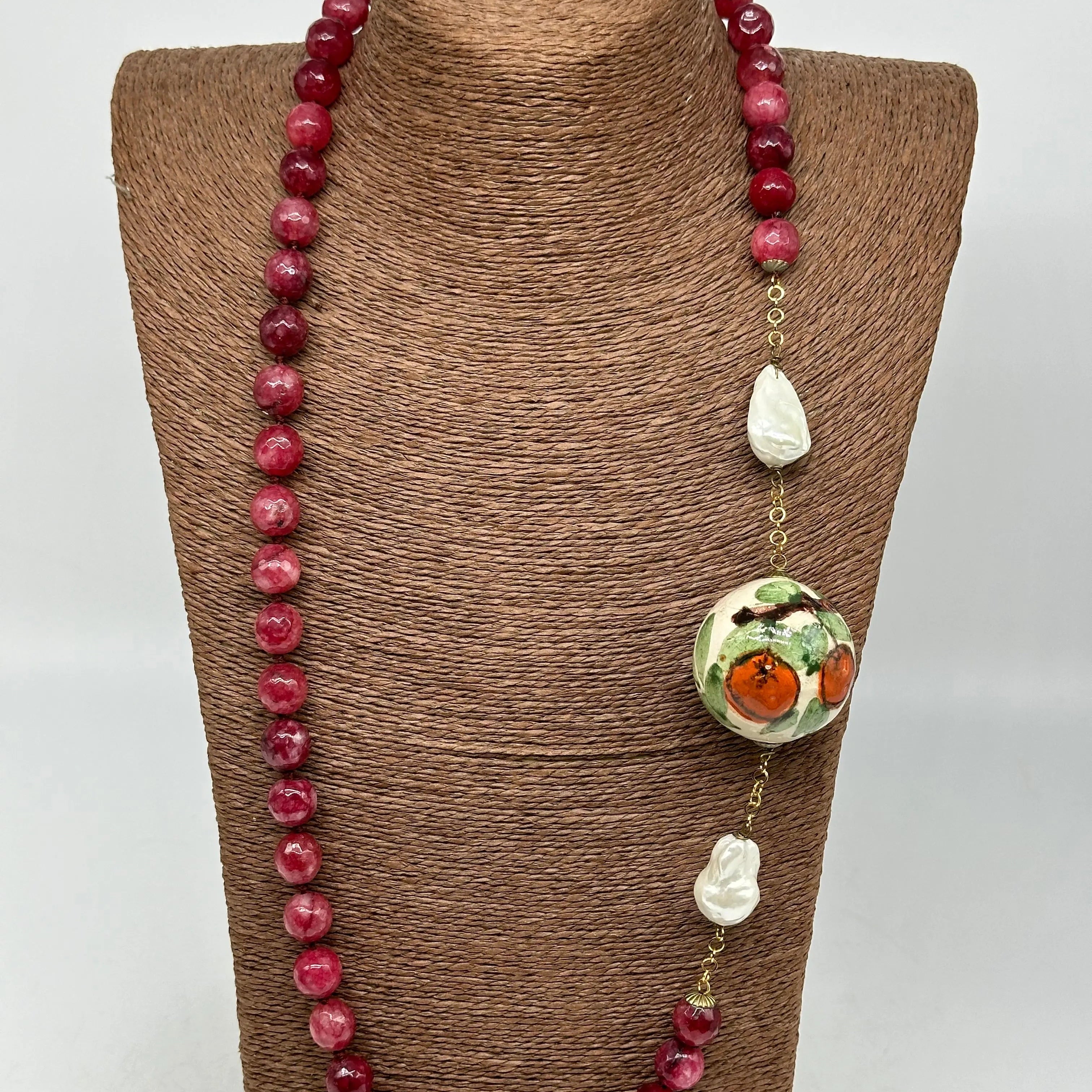 Collana Pietre Bordeaux Sfera Decorata Ceramica di Caltagirone e Perle DD CERAMICHE SICILIANE