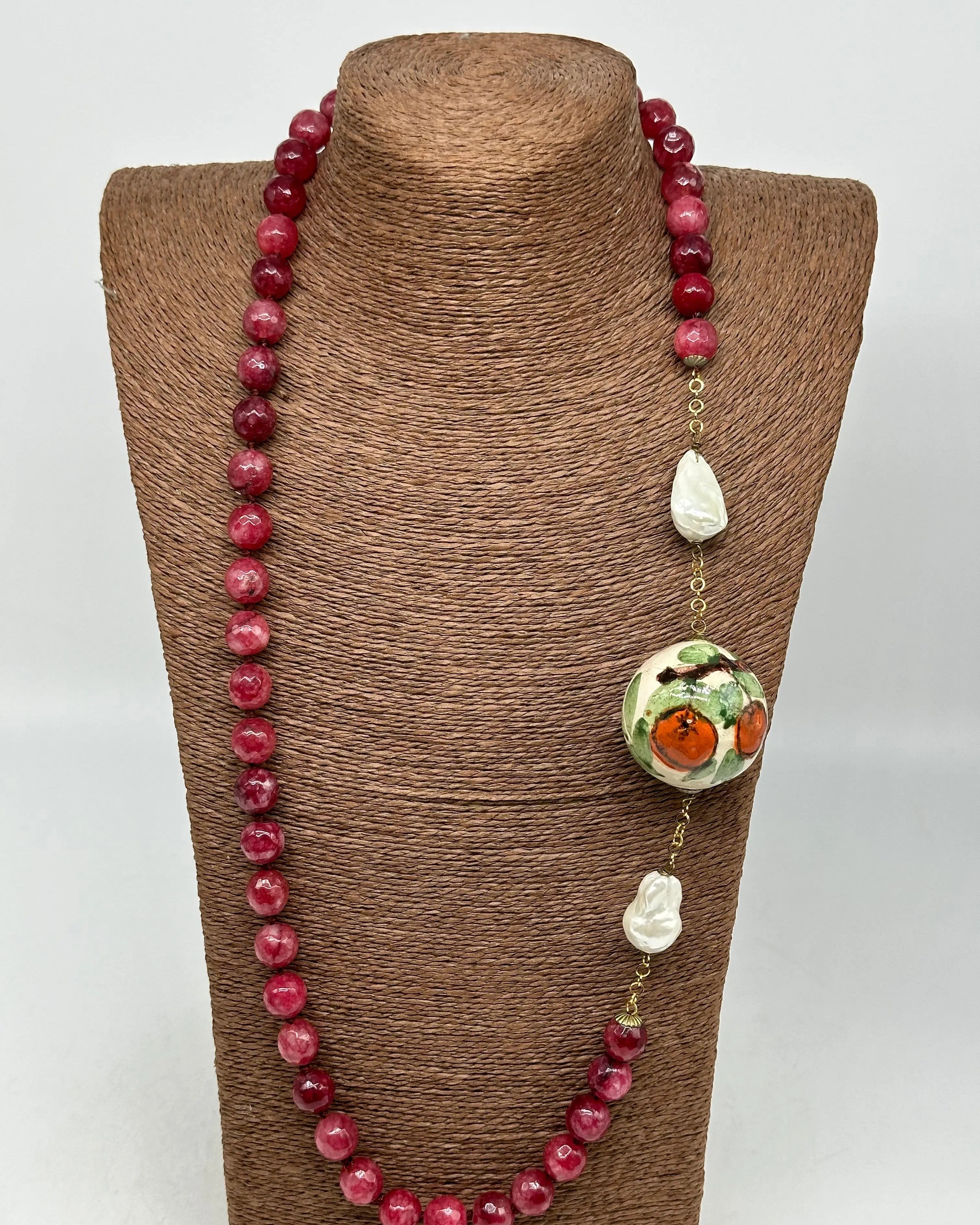 Collana Pietre Bordeaux Sfera Decorata Ceramica di Caltagirone e Perle DD CERAMICHE SICILIANE