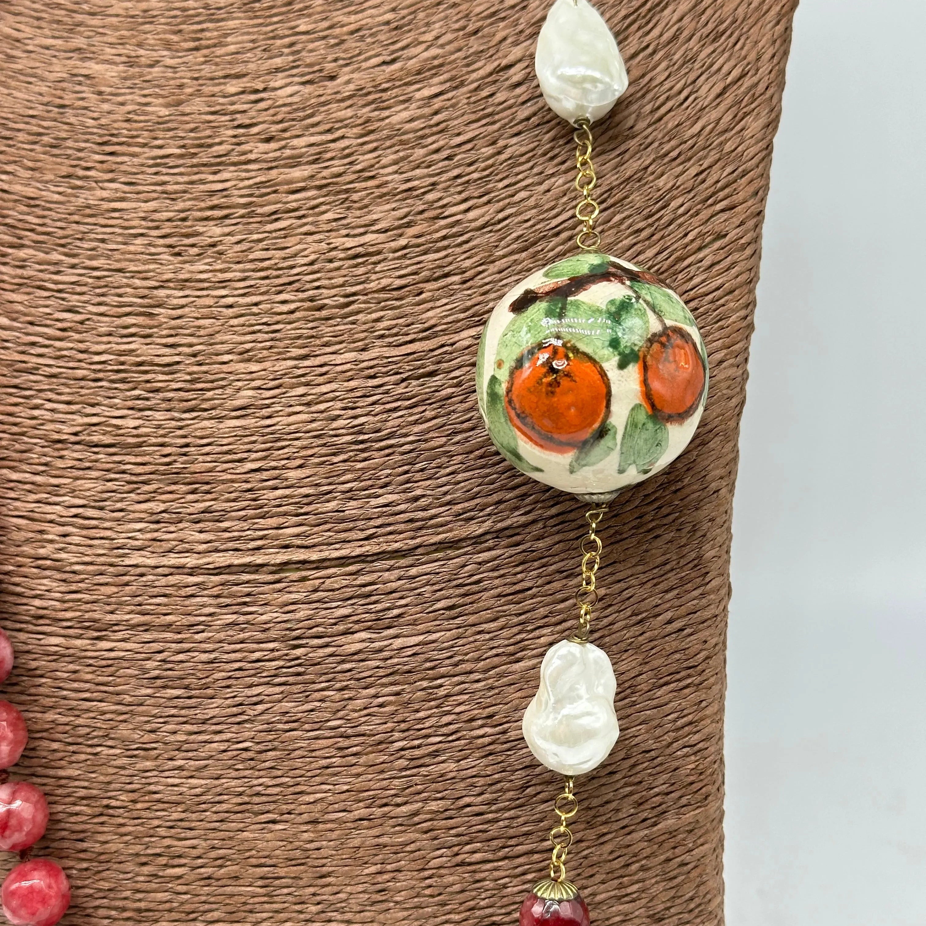 Collana Pietre Bordeaux Sfera Decorata Ceramica di Caltagirone e Perle DD CERAMICHE SICILIANE