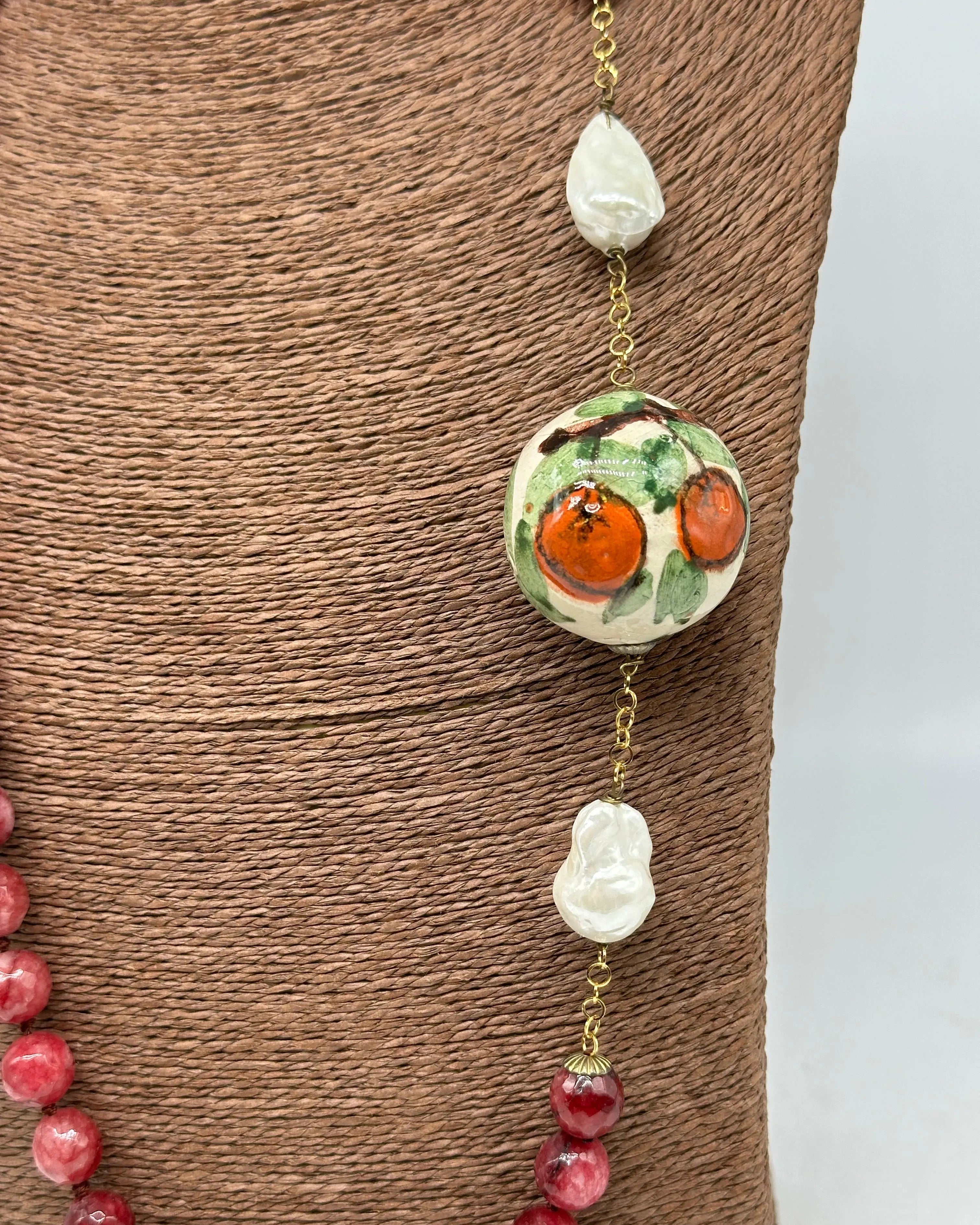Collana Pietre Bordeaux Sfera Decorata Ceramica di Caltagirone e Perle DD CERAMICHE SICILIANE