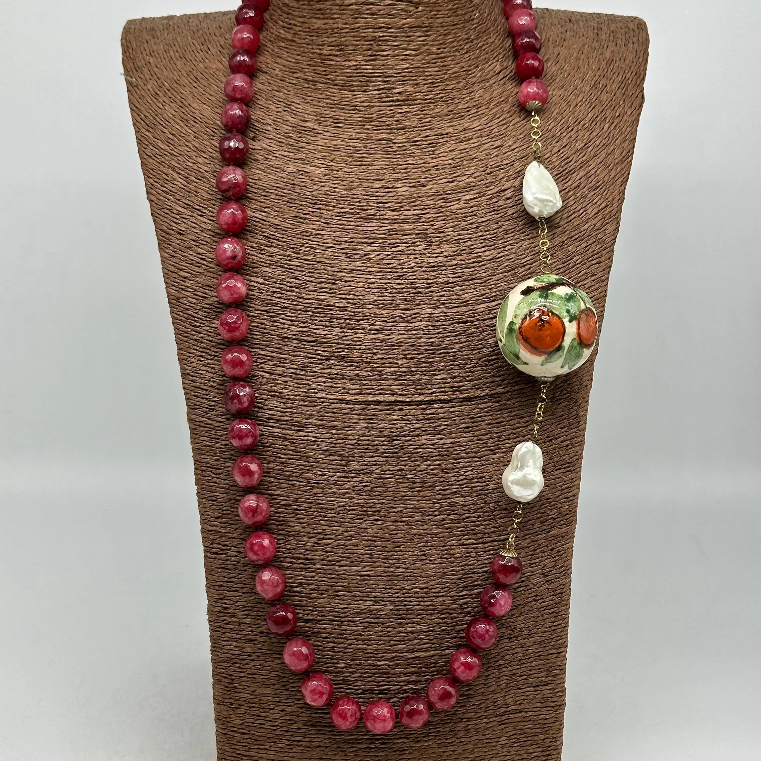 Collana Pietre Bordeaux Sfera Decorata Ceramica di Caltagirone e Perle DD CERAMICHE SICILIANE