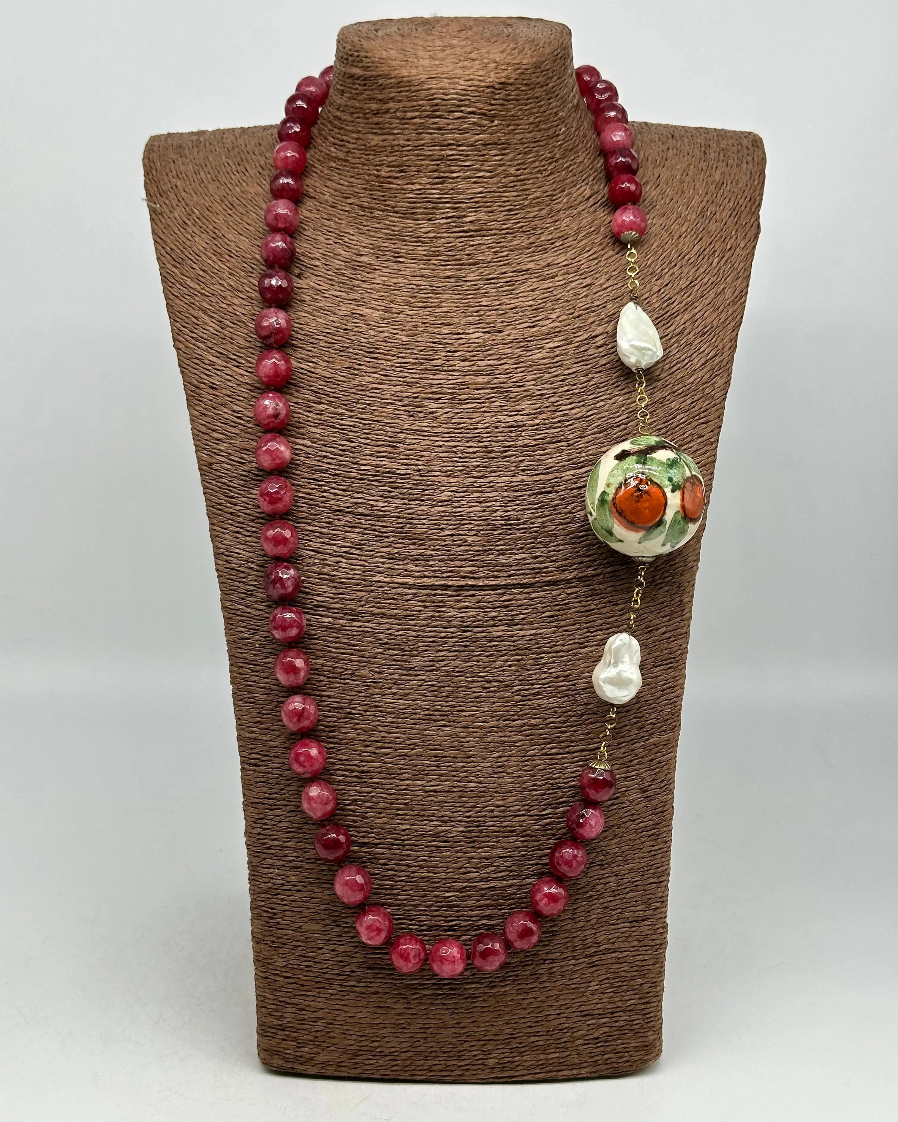 Collana Pietre Bordeaux Sfera Decorata Ceramica di Caltagirone e Perle DD CERAMICHE SICILIANE