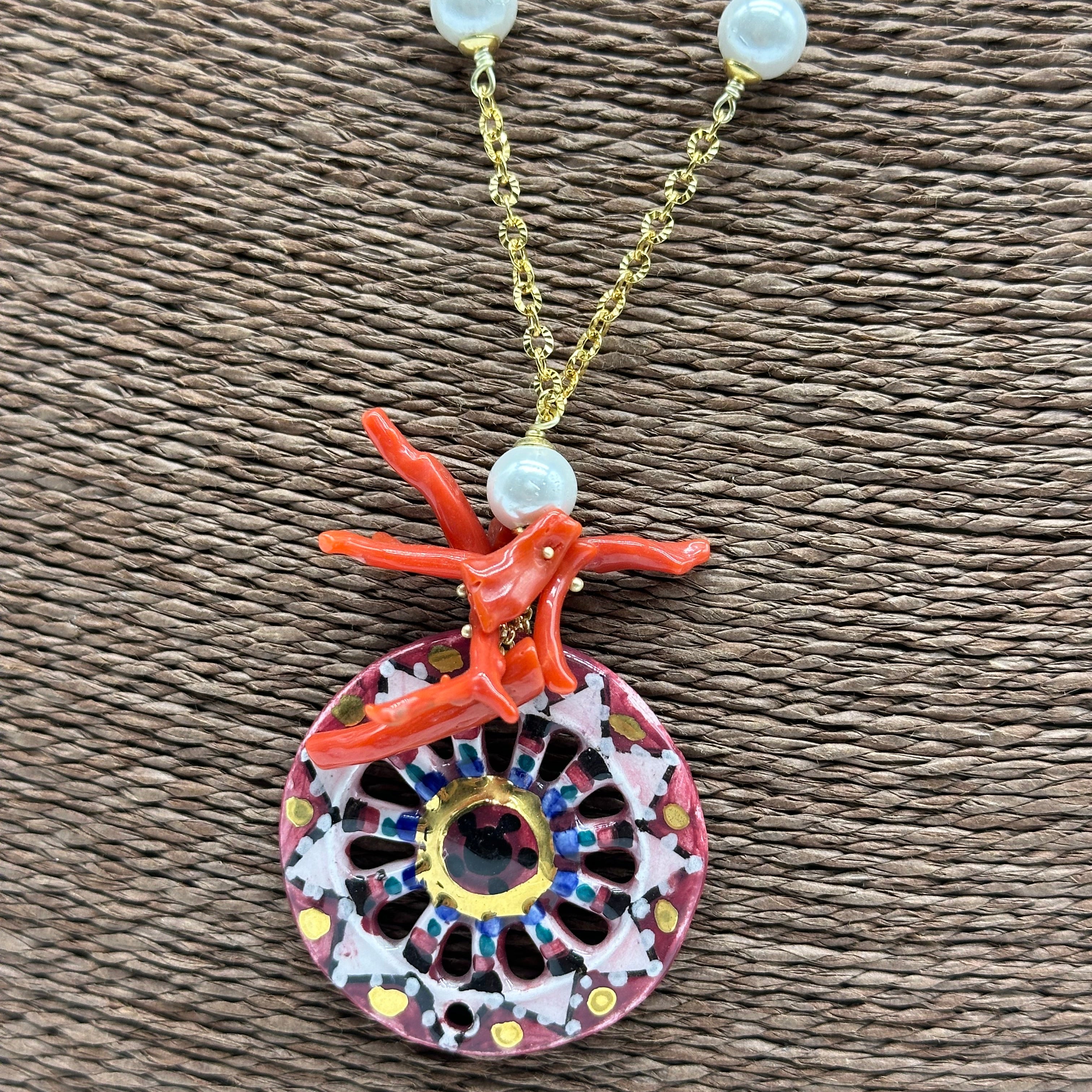 Collana Ruota Carretto decorata Ceramica di Caltagirone coralli e perle - BIJOUX