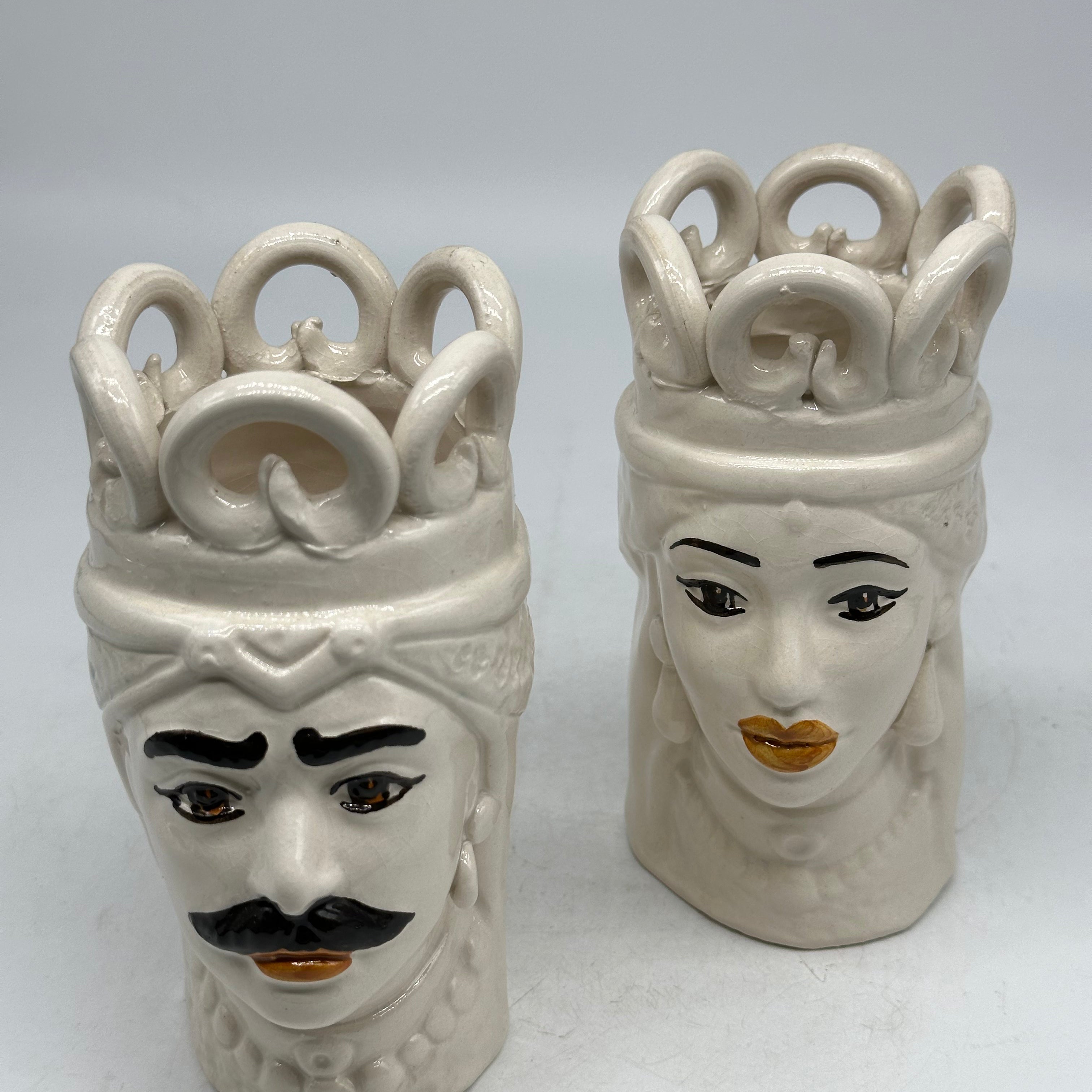 Coppia Teste di Moro Corona Ceramica Caltagirone cm H.15 L.7 Artigianale Colore Bianco con dettagli - TESTE DI MORO