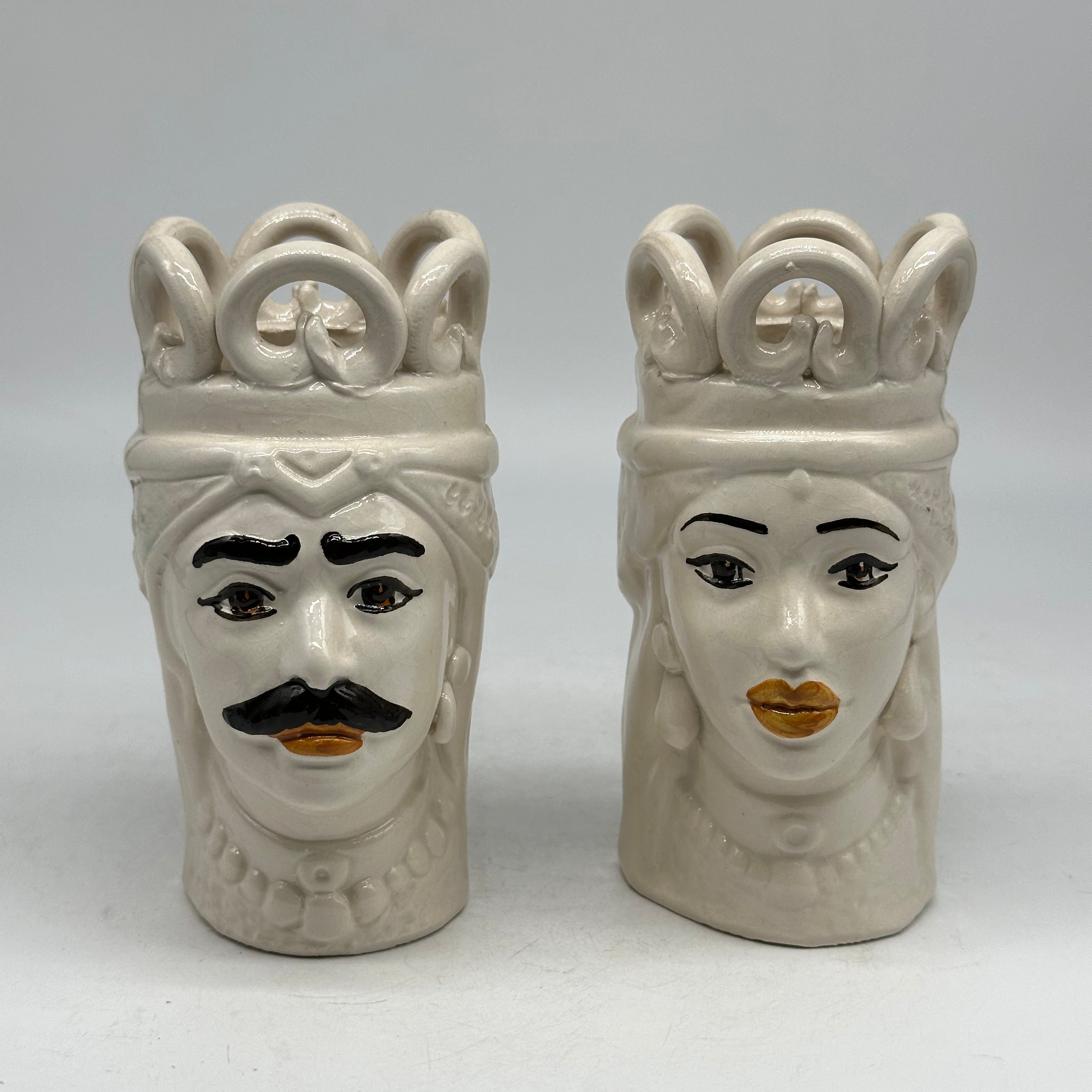 Coppia Teste di Moro Corona Ceramica Caltagirone cm H.15 L.7 Artigianale Colore Bianco con dettagli - TESTE DI MORO