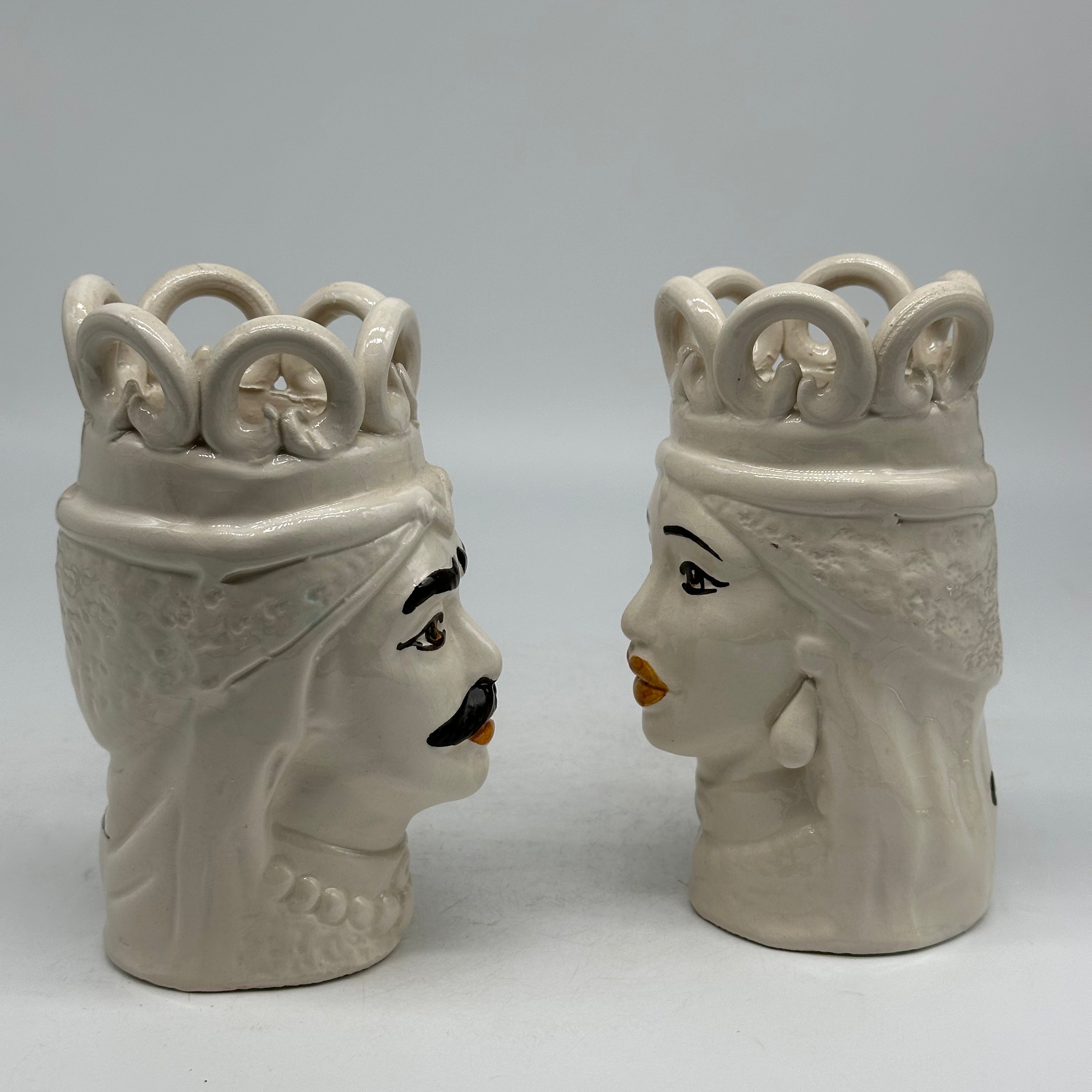 Coppia Teste di Moro Corona Ceramica Caltagirone cm H.15 L.7 Artigianale Colore Bianco con dettagli - TESTE DI MORO