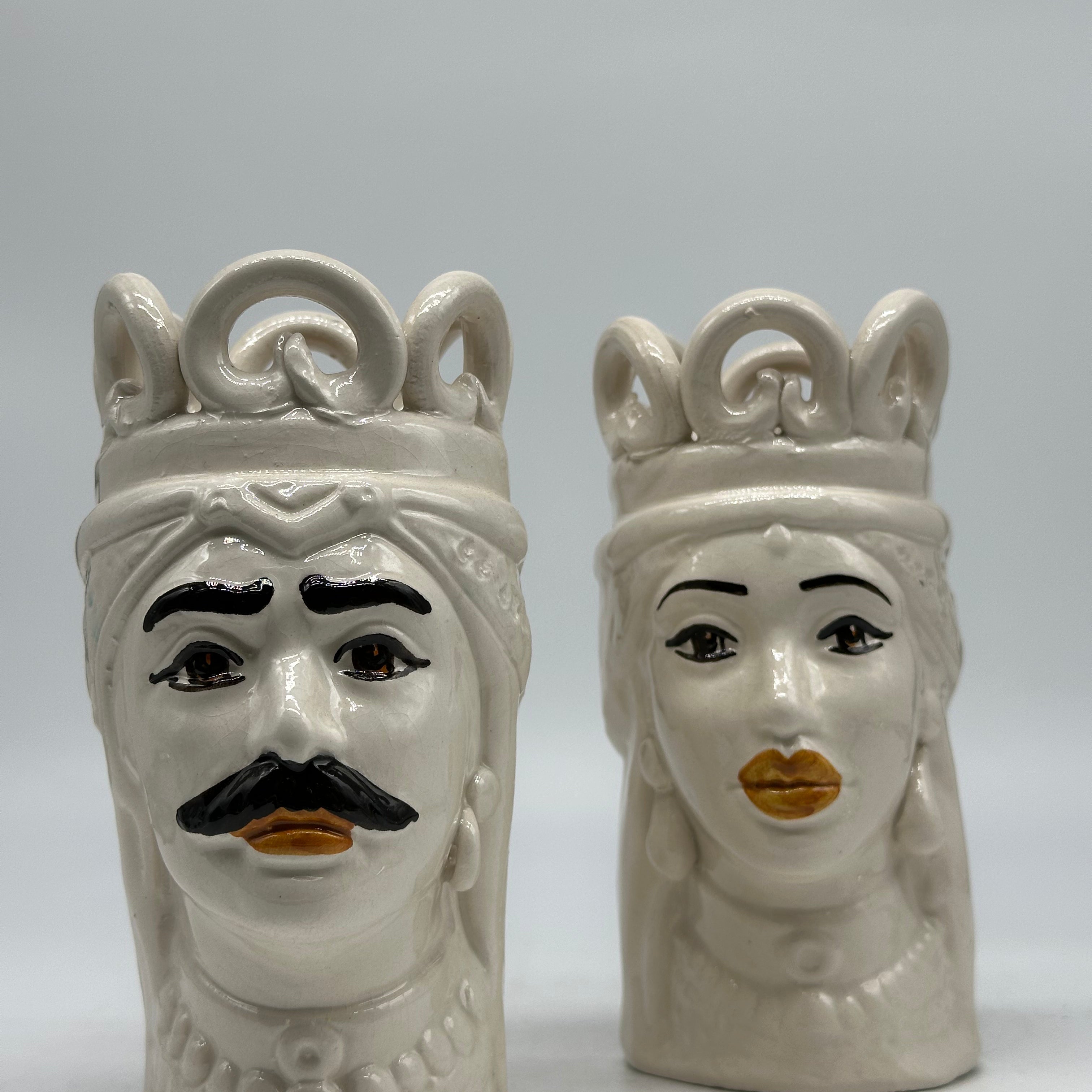 Coppia Teste di Moro Corona Ceramica Caltagirone cm H.15 L.7 Artigianale Colore Bianco con dettagli - TESTE DI MORO