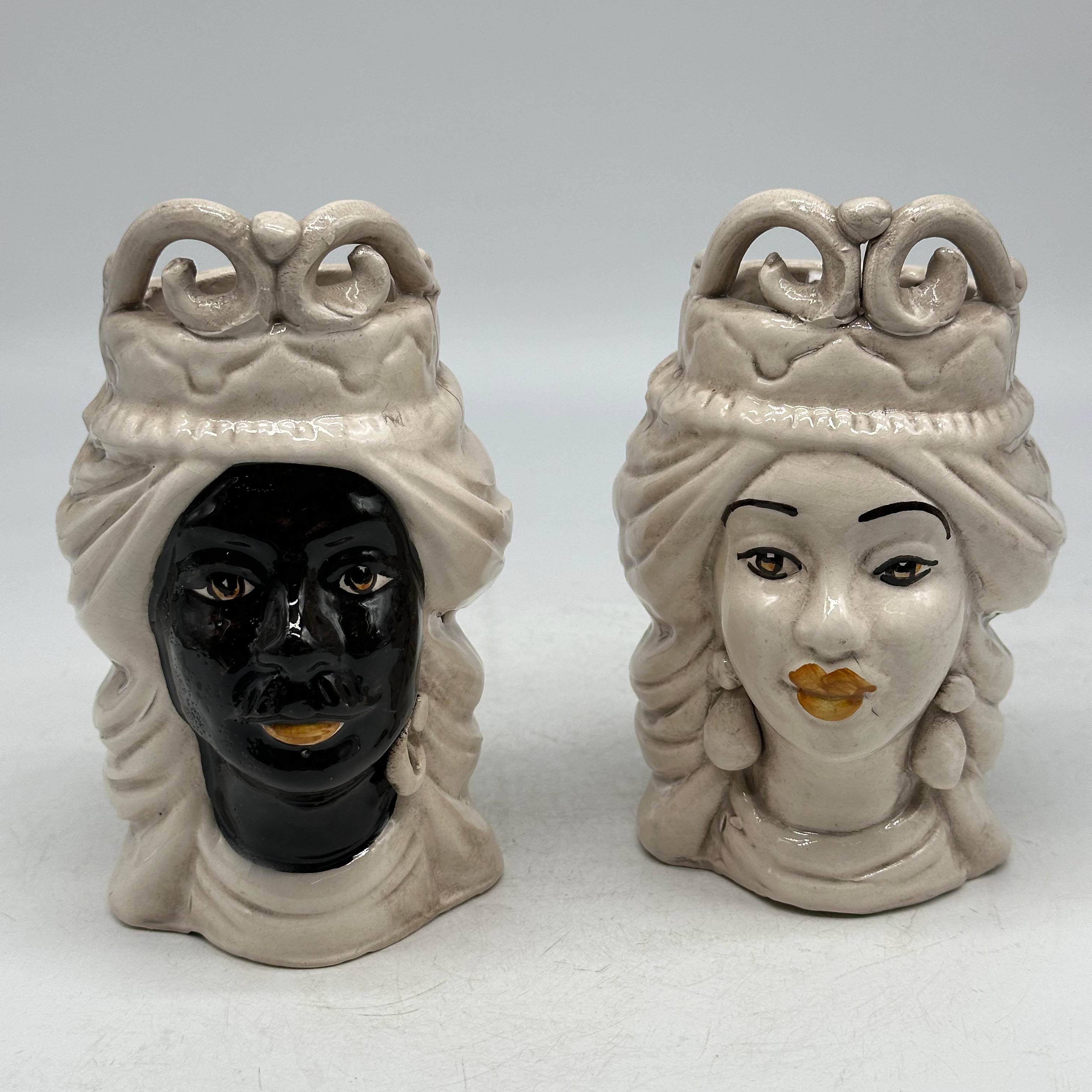 Coppia Teste di Moro Corona V.2 Ceramica Caltagirone cm H.15 L.7 Artigianale Colore Bianco con dettagli - TESTE DI MORO