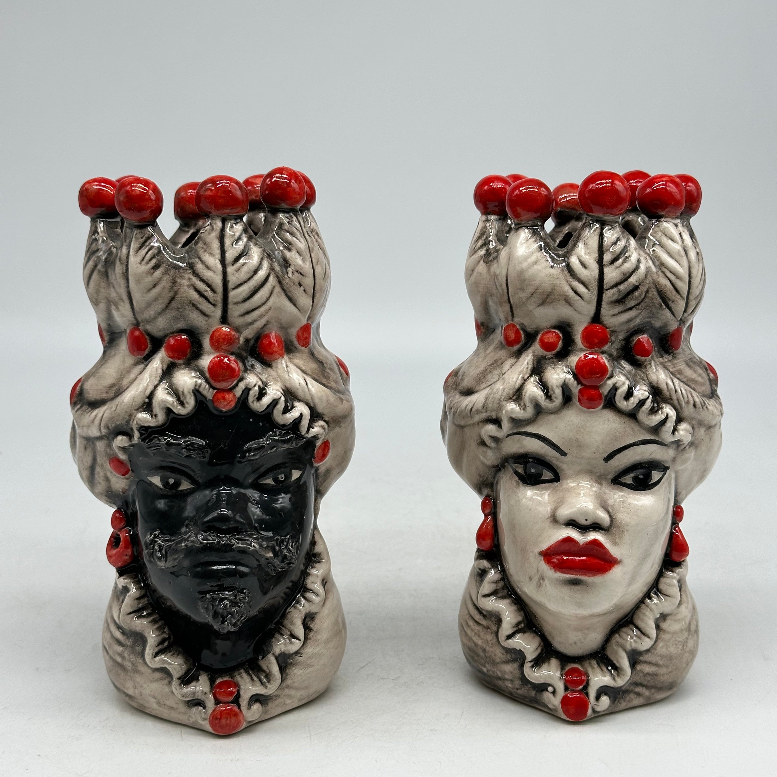 Coppia Teste di Moro Luis Ceramica Caltagirone cm H.17 L.9 Artigianale Beige Sfere Rosso - TESTE DI MORO