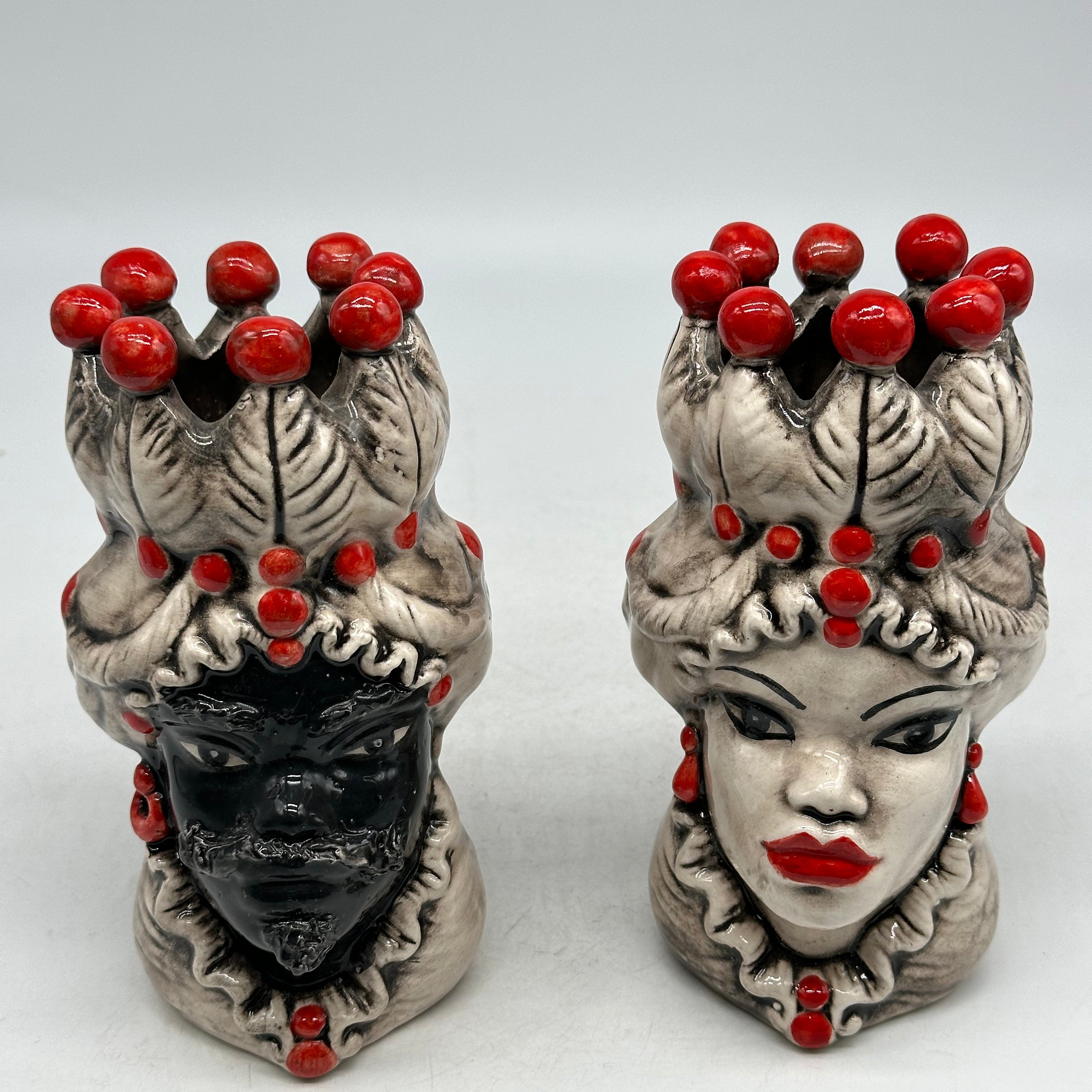 Coppia Teste di Moro Luis Ceramica Caltagirone cm H.17 L.9 Artigianale Beige Sfere Rosso - TESTE DI MORO