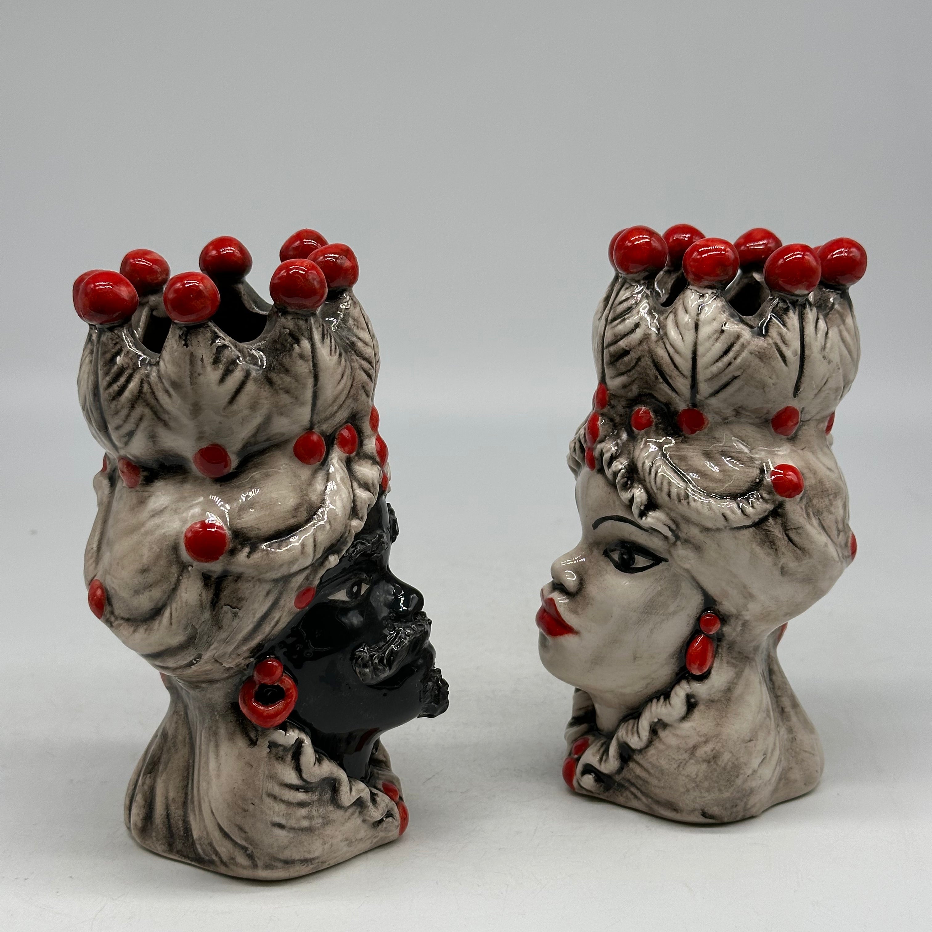 Coppia Teste di Moro Luis Ceramica Caltagirone cm H.17 L.9 Artigianale Beige Sfere Rosso - TESTE DI MORO