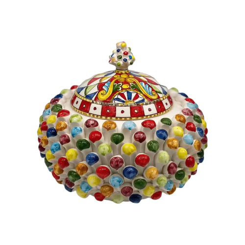 Vaso decorativo in vetro o ceramica con un coperchio a cupola ricoperto di perline colorate e motivi ornate.