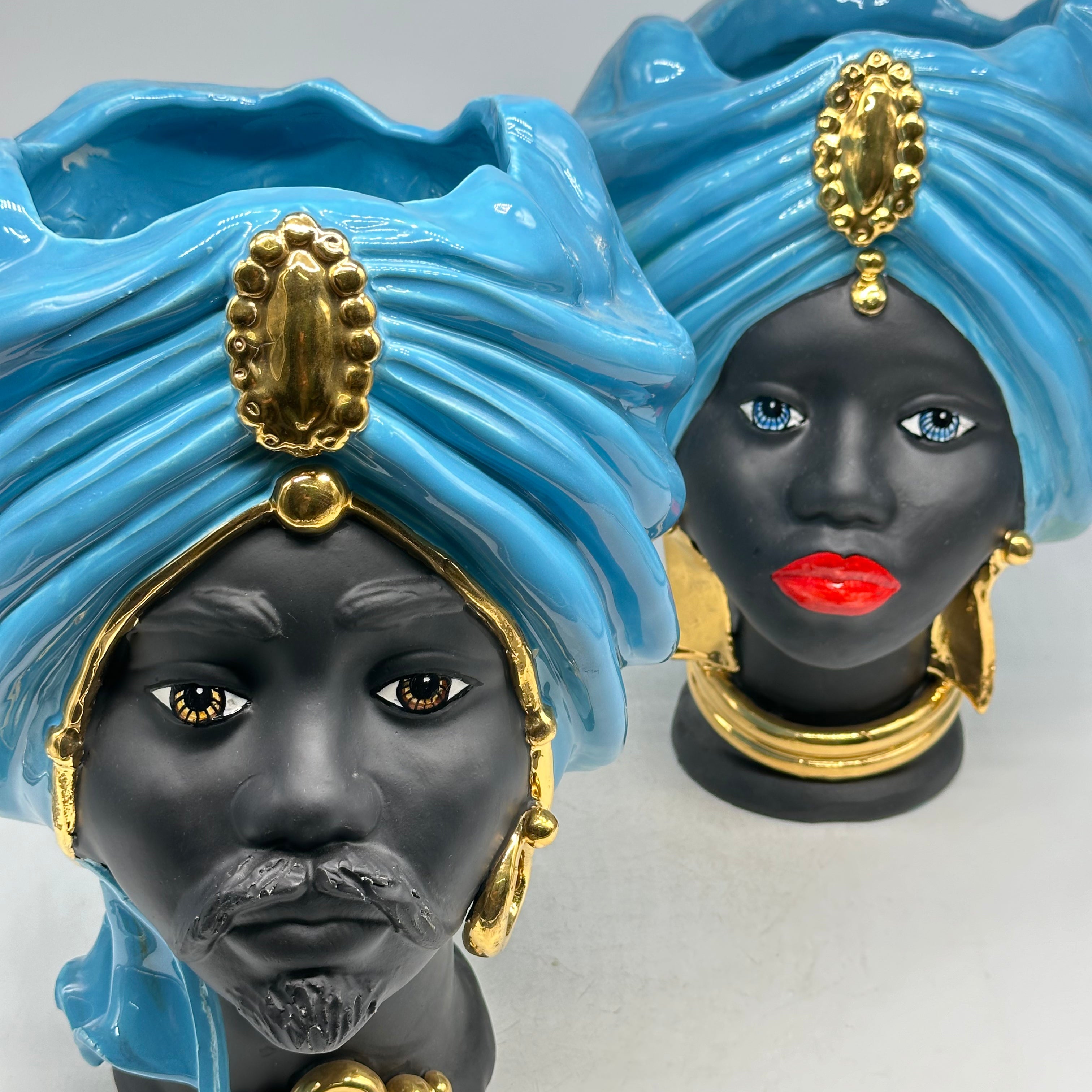 FINE SERIE - Coppia Teste di Moro Atena Ceramica Caltagirone cm H.30 L.23 Artigianale Opaco Celeste Oro - TESTE DI MORO