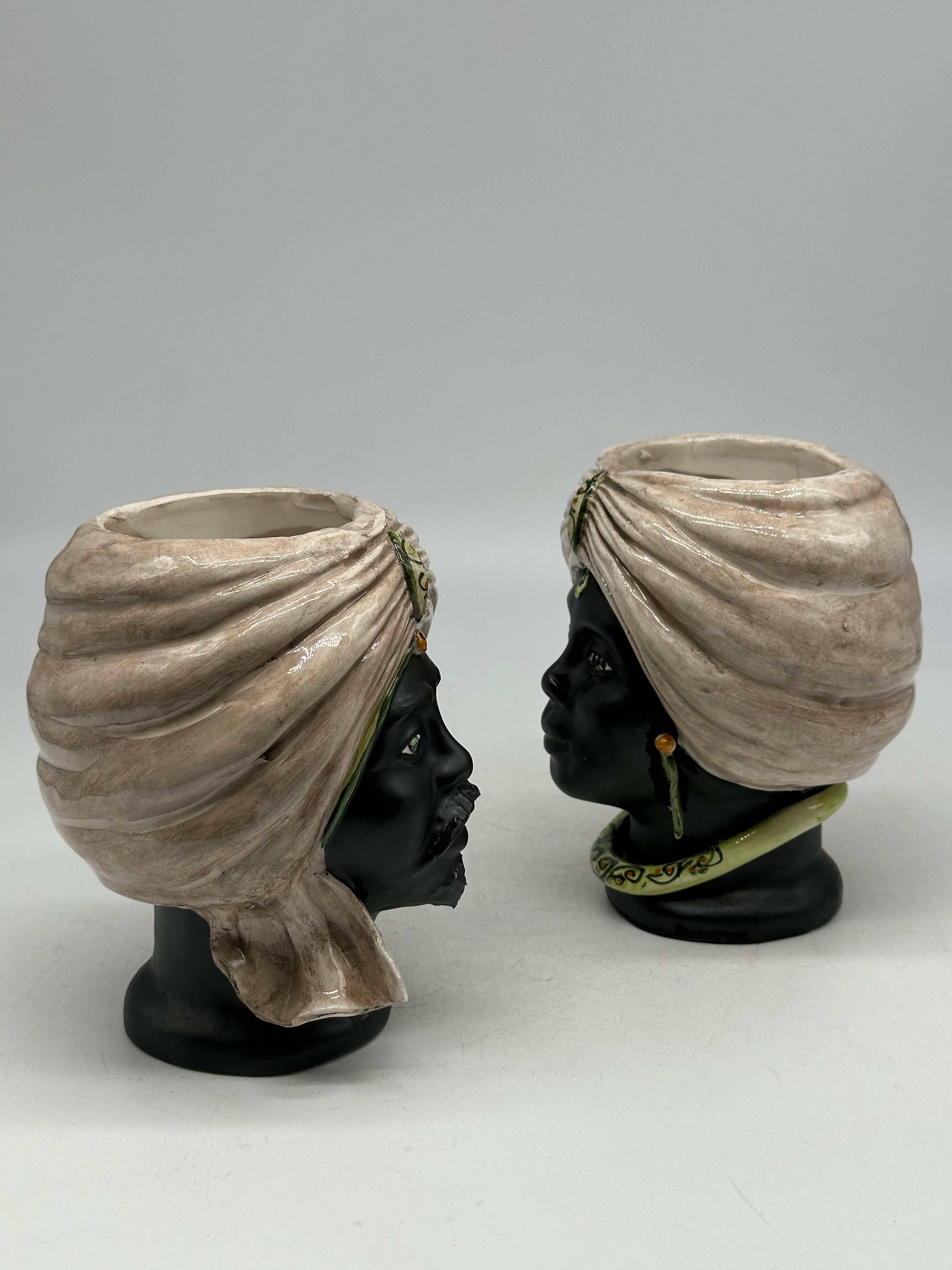 FINE SERIE - Coppia Teste di Moro Atena MINI Ceramica Caltagirone cm H.15 L.11 Artigianale Ecru Opaco Verde - TESTE