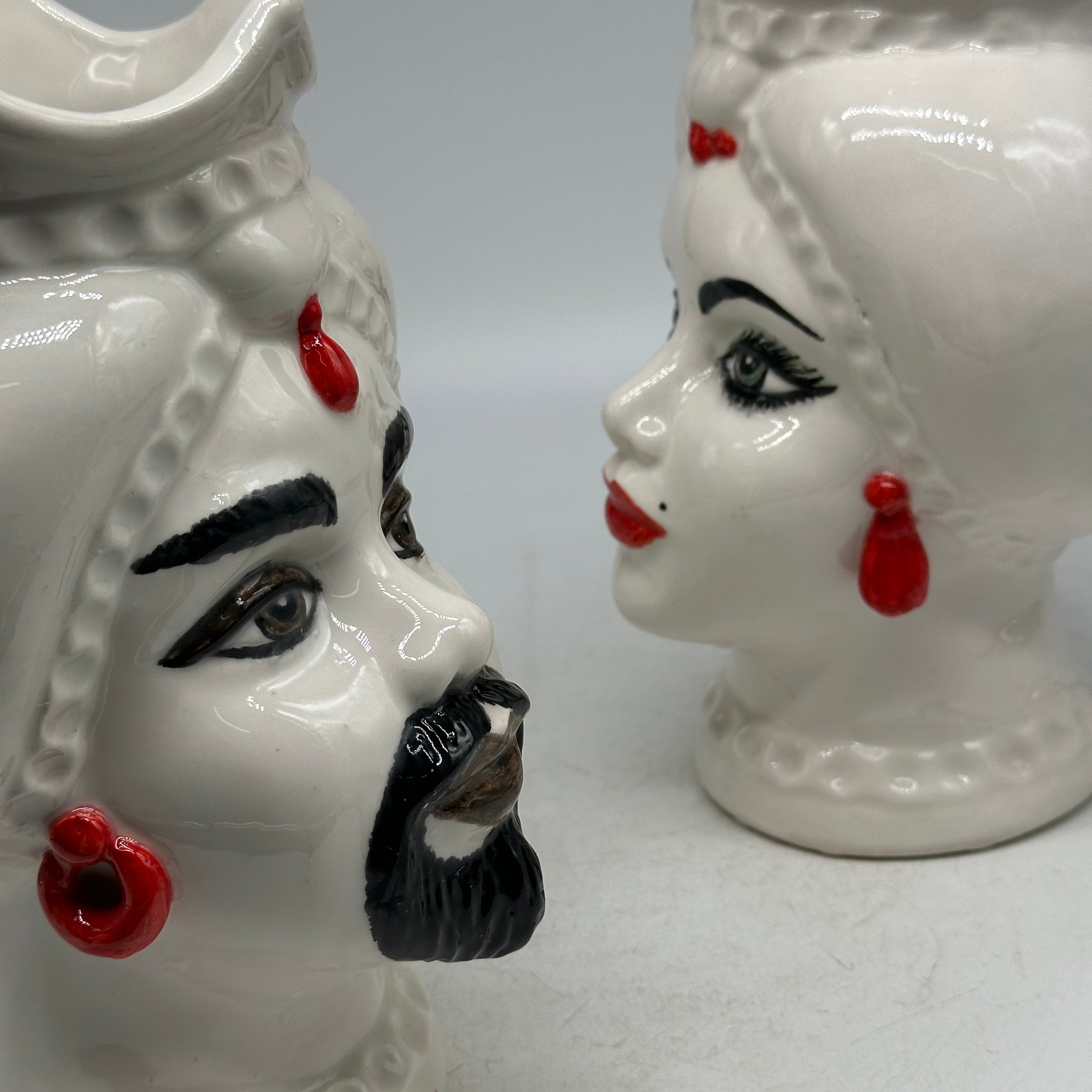 FINE SERIE - Coppia Teste di Moro Luis Ceramica Caltagirone cm H.22 L.15 Artigianale Bianco Rosso - TESTE DI MORO