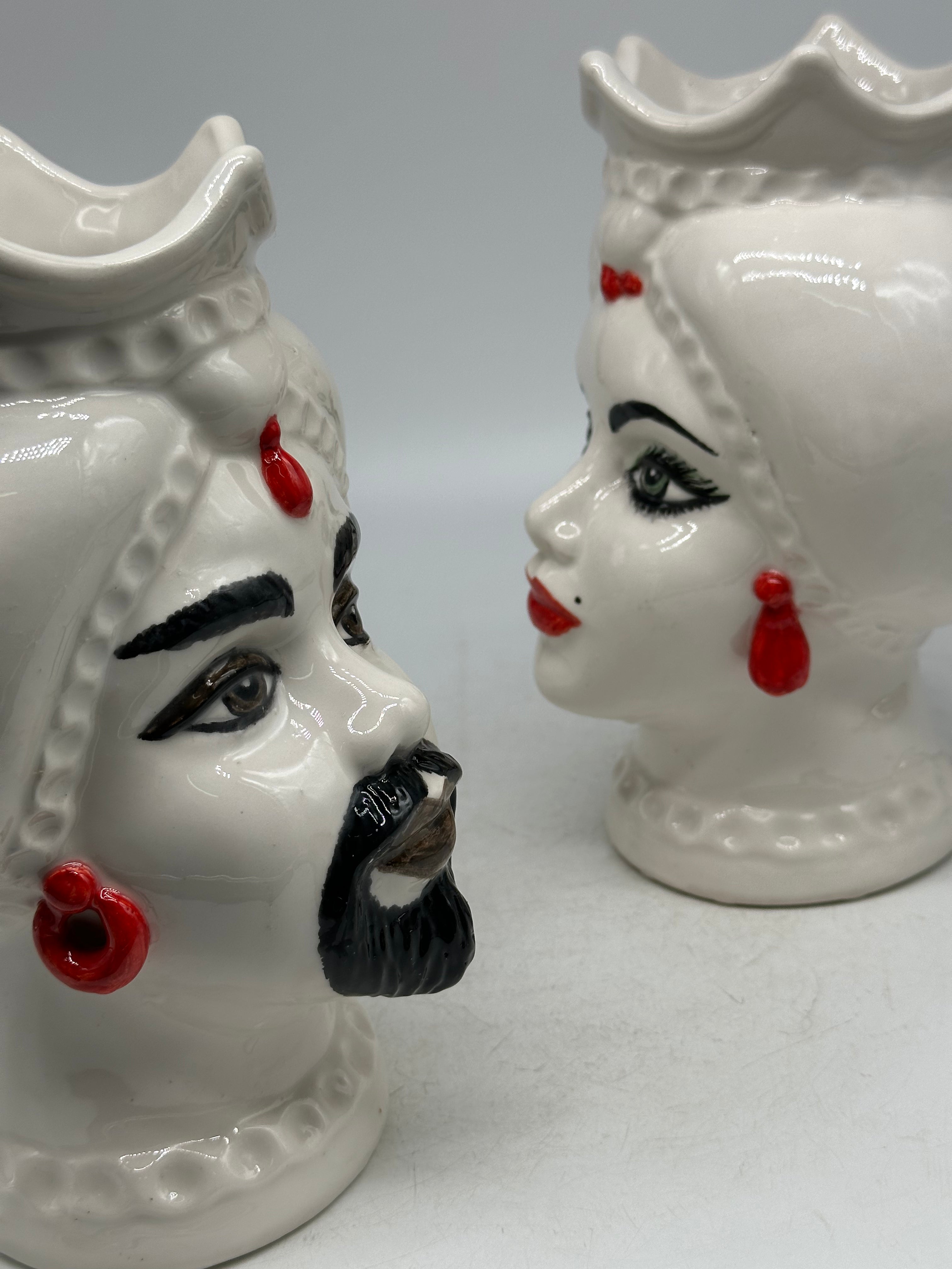 FINE SERIE - Coppia Teste di Moro Luis Ceramica Caltagirone cm H.22 L.15 Artigianale Bianco Rosso - TESTE DI MORO