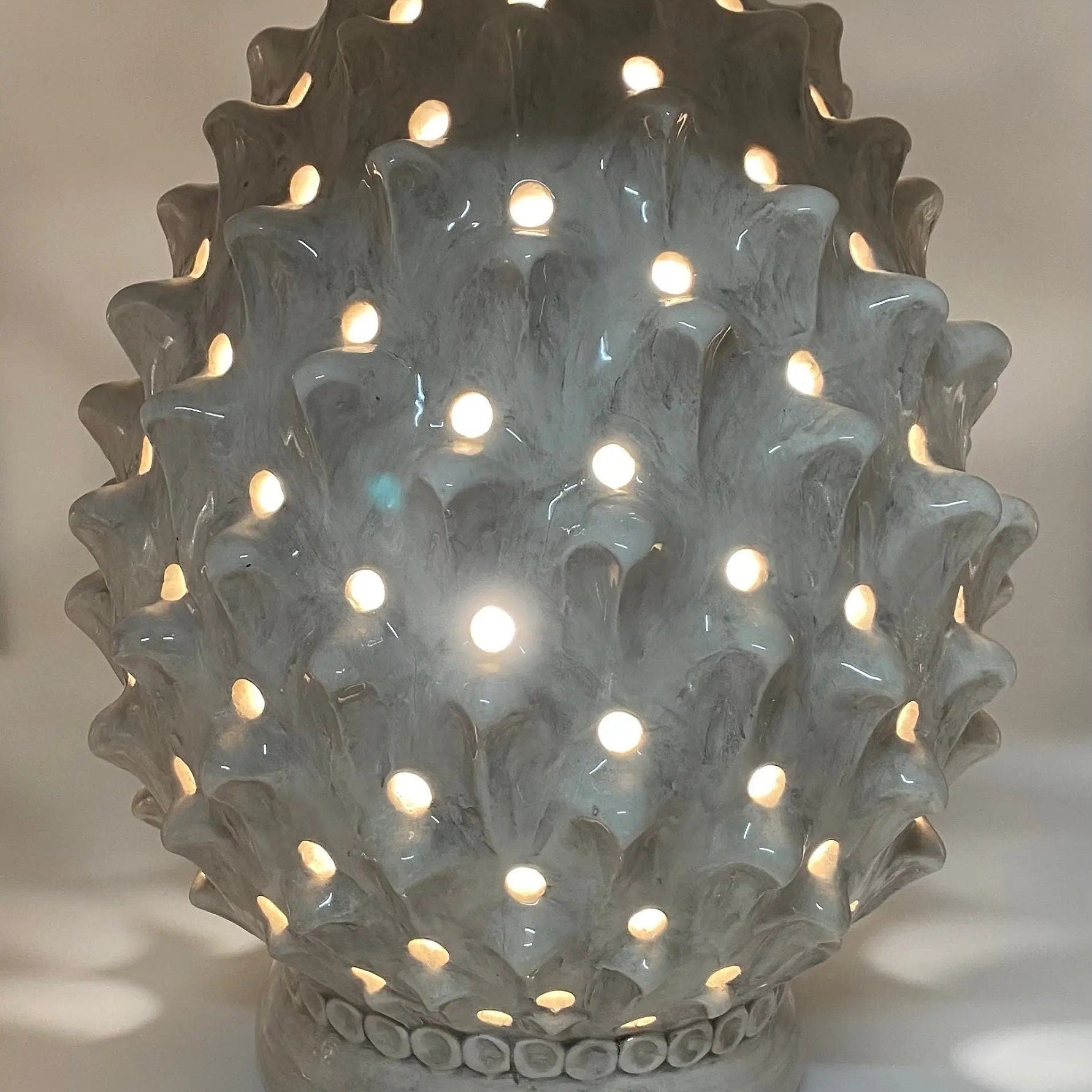 Lampada Pigna traforata Ceramica Caltagirone cm H.47 L.30 Artigianale Ghiaccio DD CERAMICHE SICILIANE