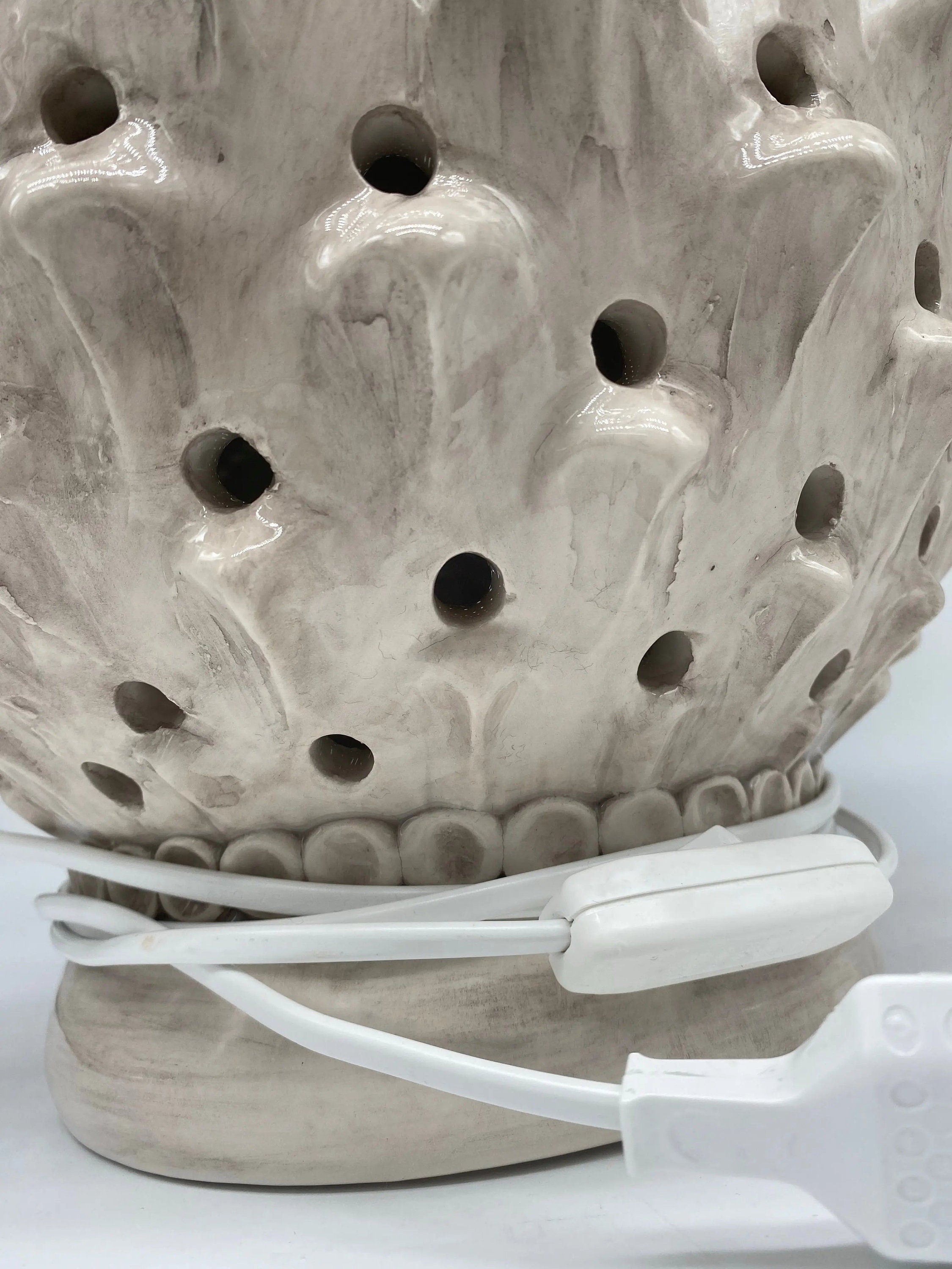 Lampada Pigna traforata Ceramica Caltagirone cm H.47 L.30 Artigianale Ghiaccio DD CERAMICHE SICILIANE