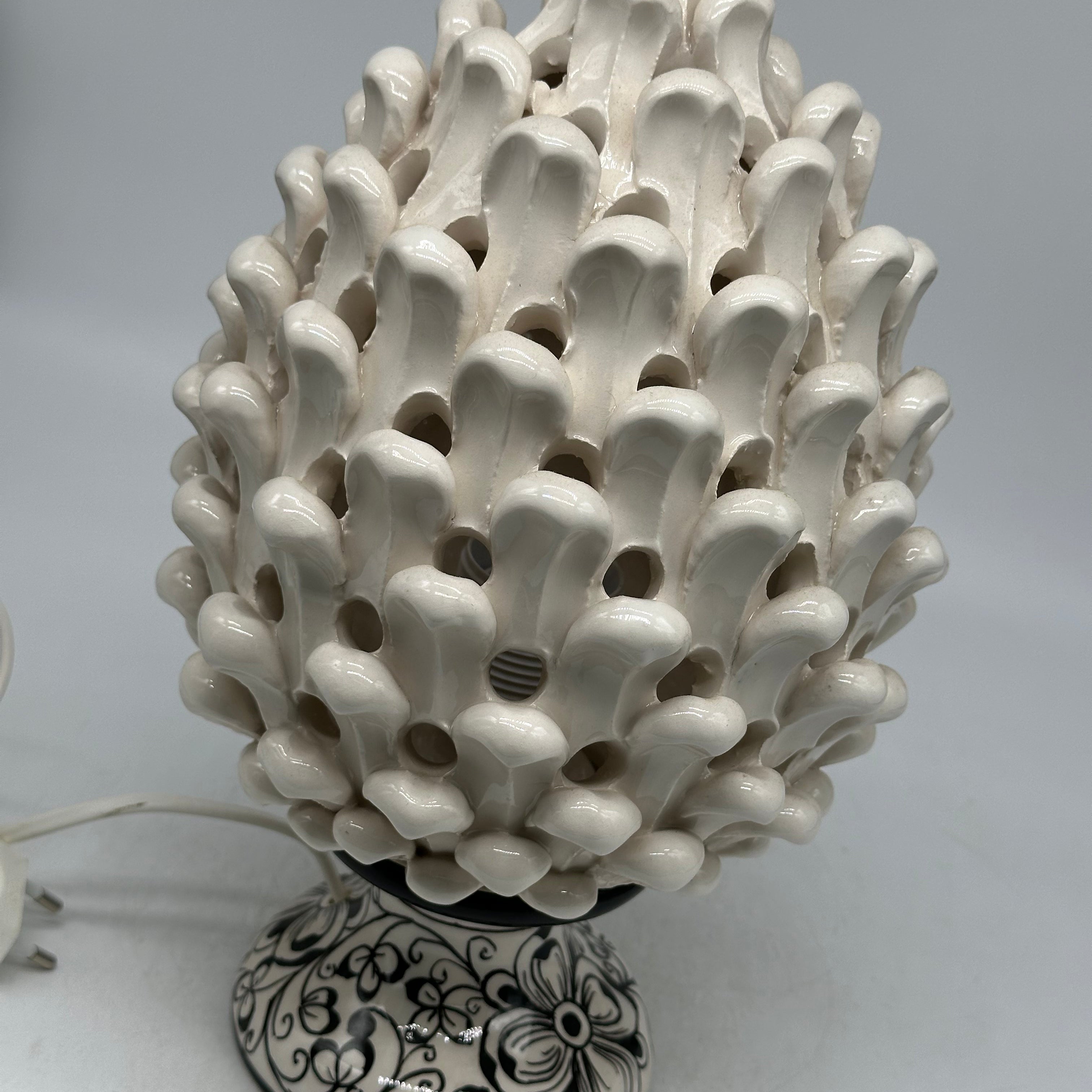 FINE SERIE - Lampada Pigna traforata Ceramica Caltagirone cm H.30 L.20 Artigianale Bianco Base Decorata - LAMPADE