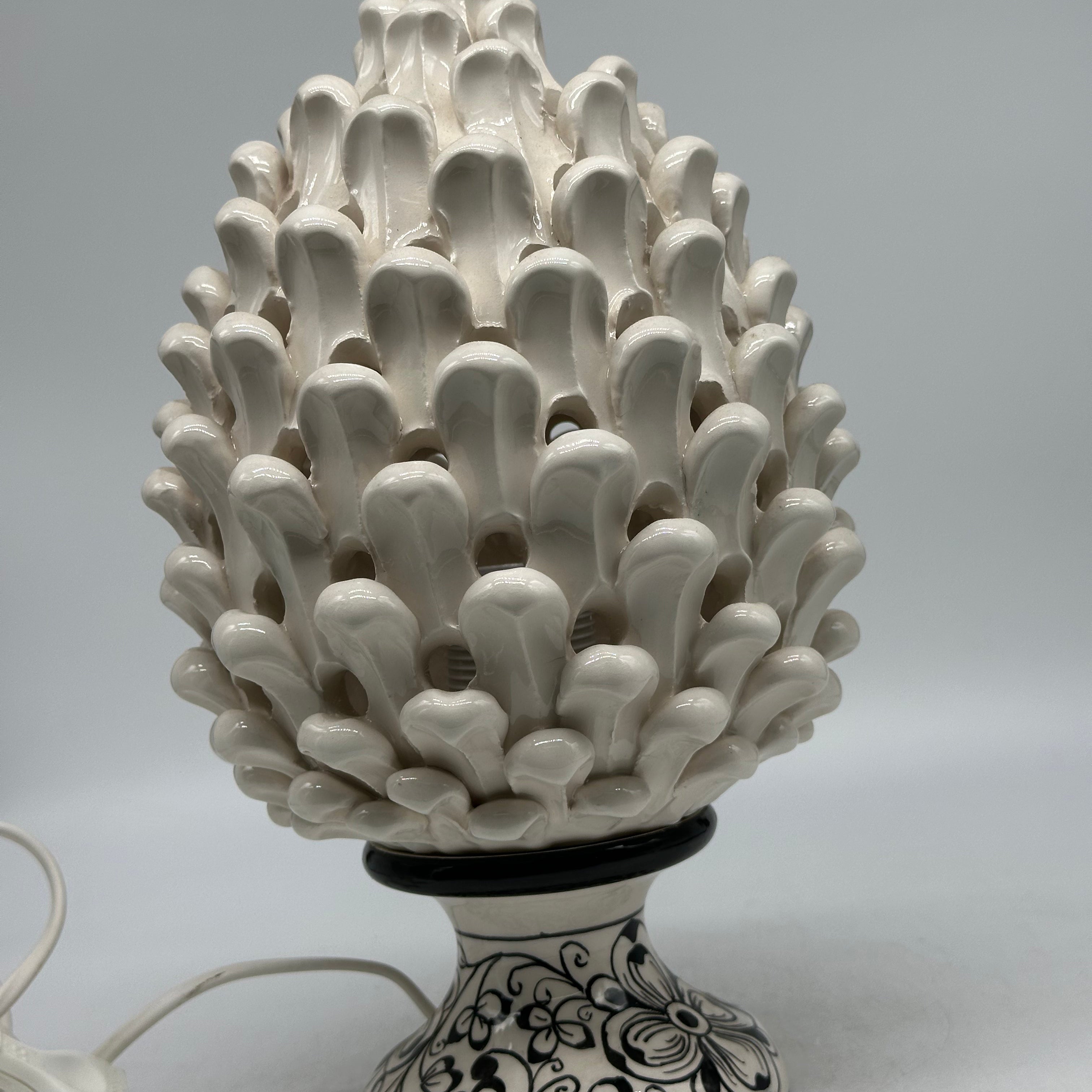 FINE SERIE - Lampada Pigna traforata Ceramica Caltagirone cm H.30 L.20 Artigianale Bianco Base Decorata - LAMPADE