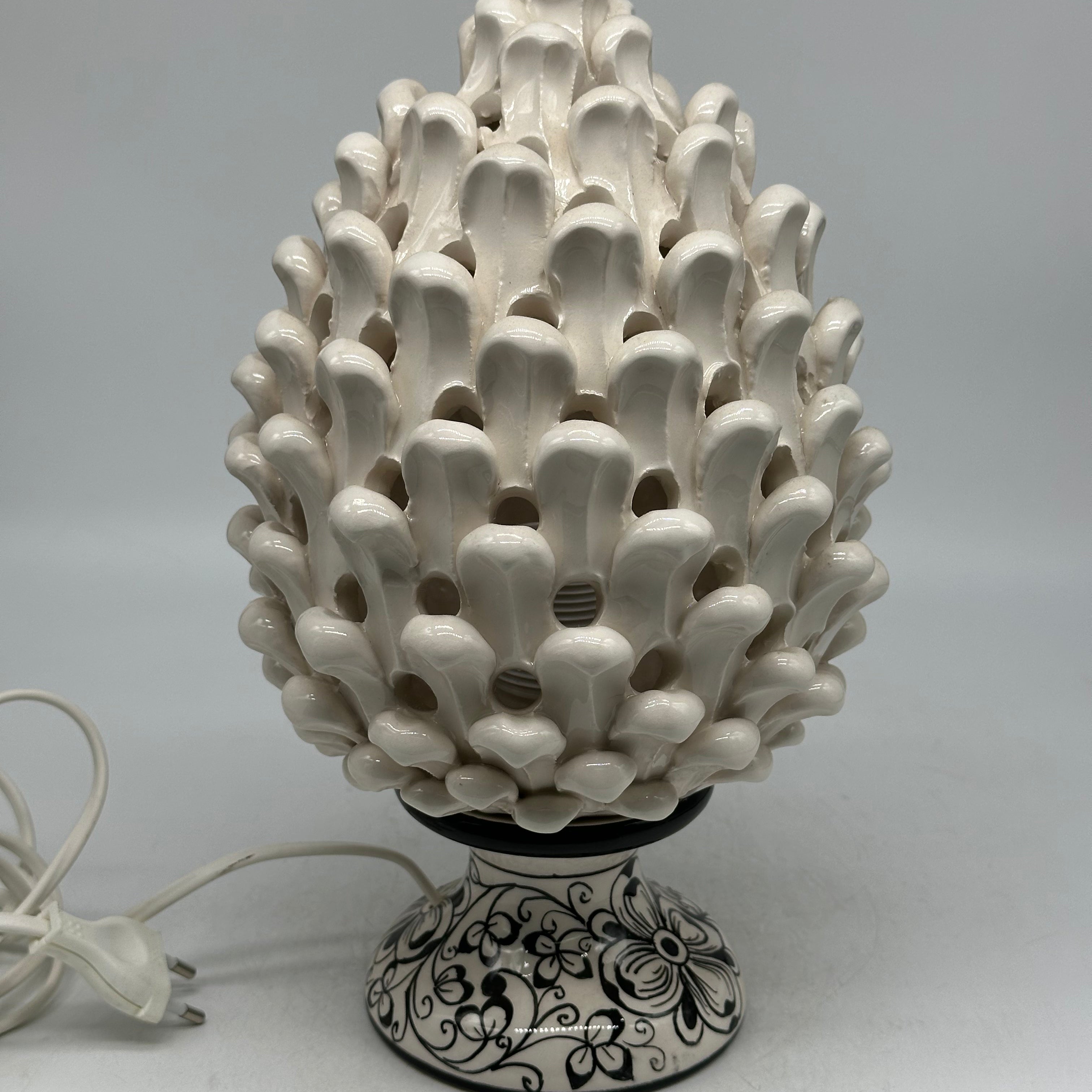 FINE SERIE - Lampada Pigna traforata Ceramica Caltagirone cm H.30 L.20 Artigianale Bianco Base Decorata - LAMPADE