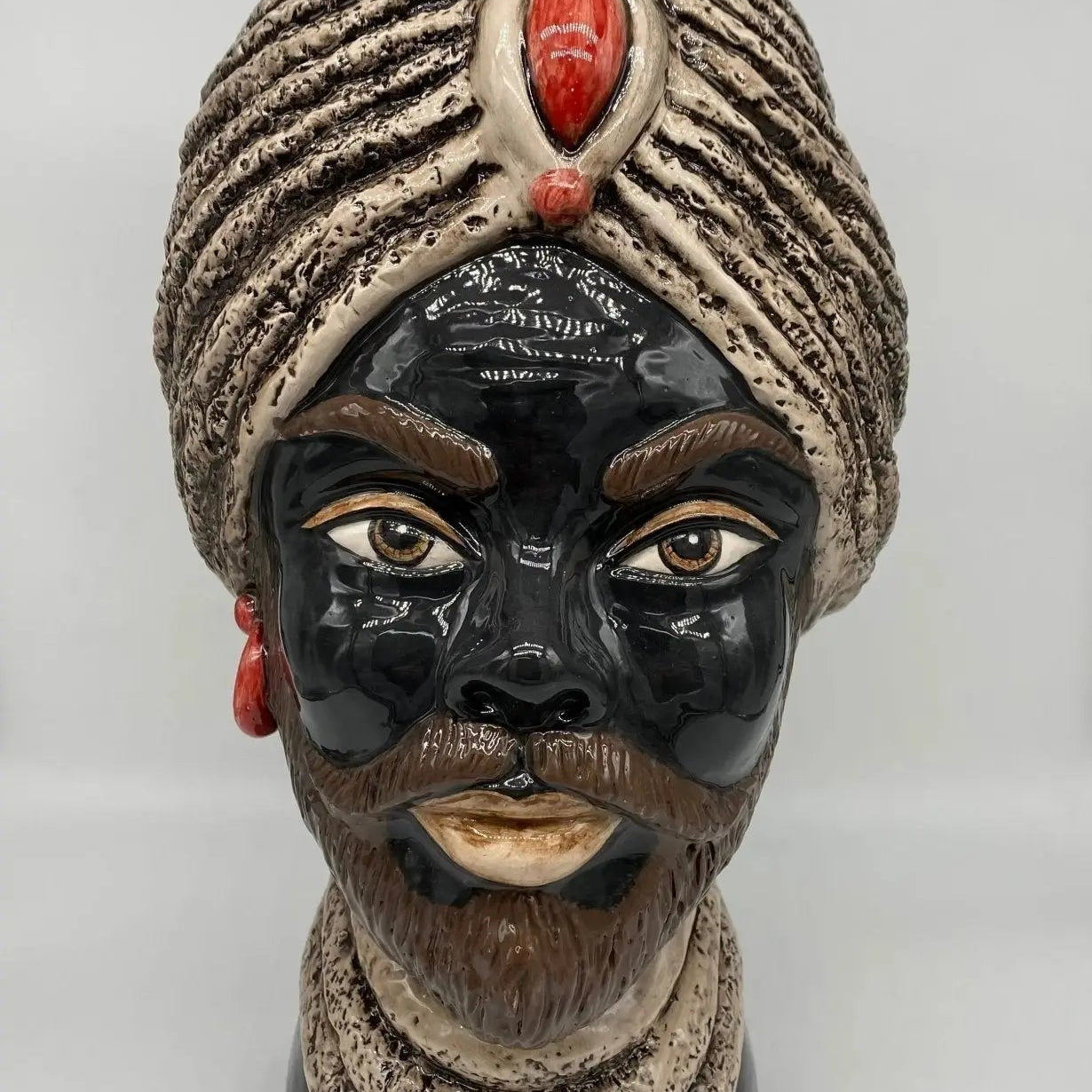 FINE SERIE - Testa di Moro Uomo Demetra Ceramica Caltagirone cm H.40 L.22 Artigianale Écru Rosso DD CERAMICHE SICILIANE