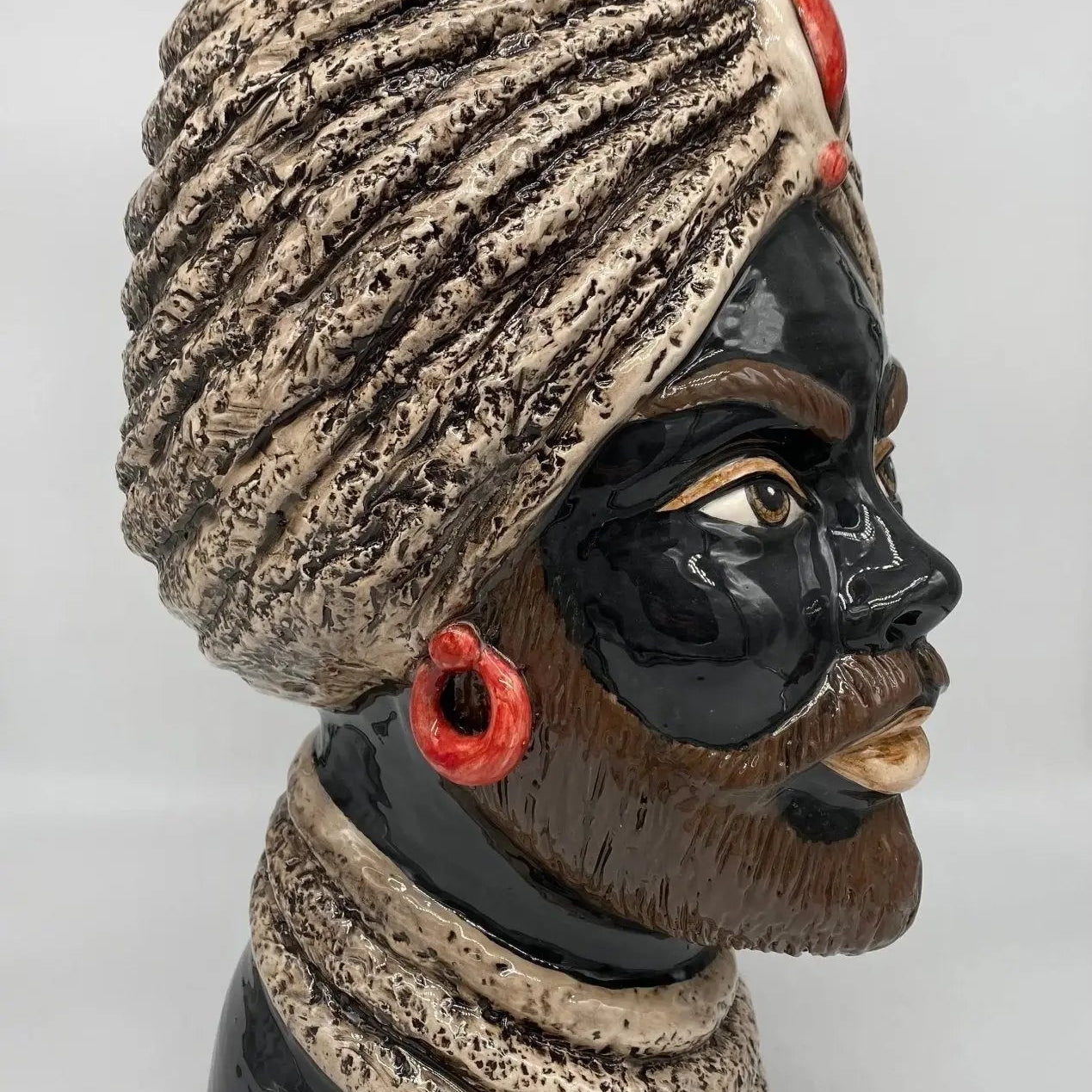 FINE SERIE - Testa di Moro Uomo Demetra Ceramica Caltagirone cm H.40 L.22 Artigianale Écru Rosso DD CERAMICHE SICILIANE
