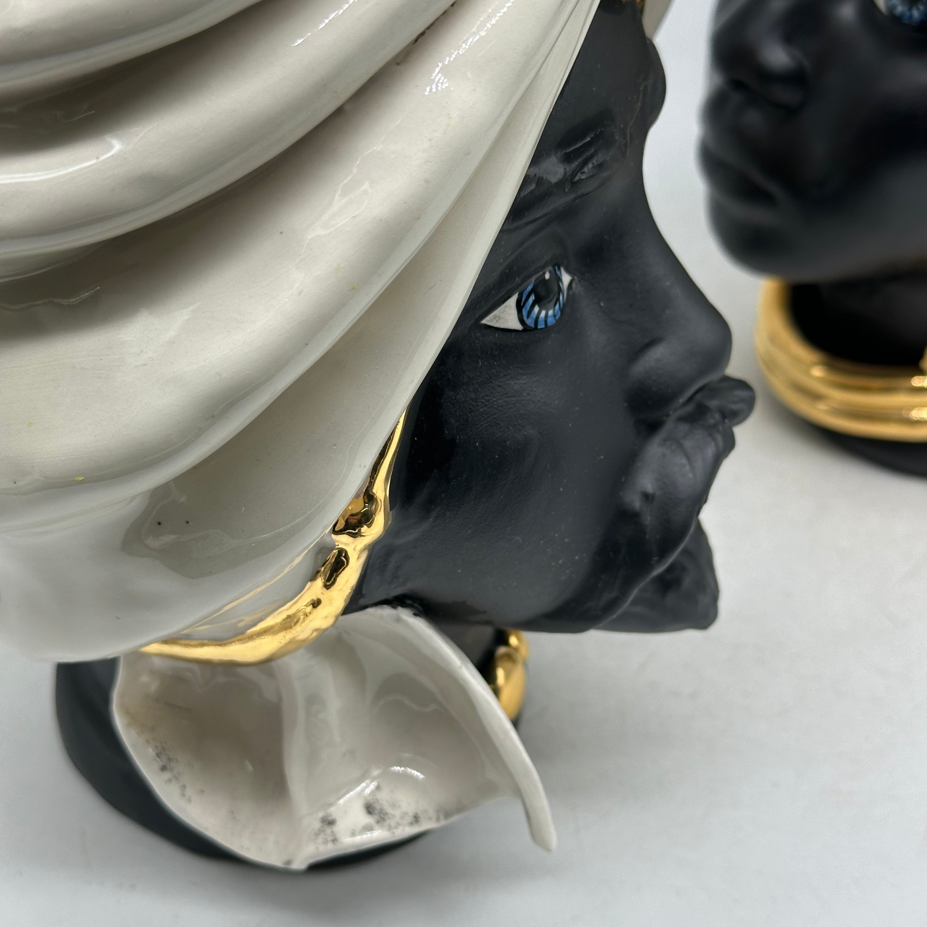 FINE SERIE - Teste di Moro Atena Ceramica Caltagirone cm H.24 L.18 Artigianale Bianco Nero Oro - TESTE DI MORO