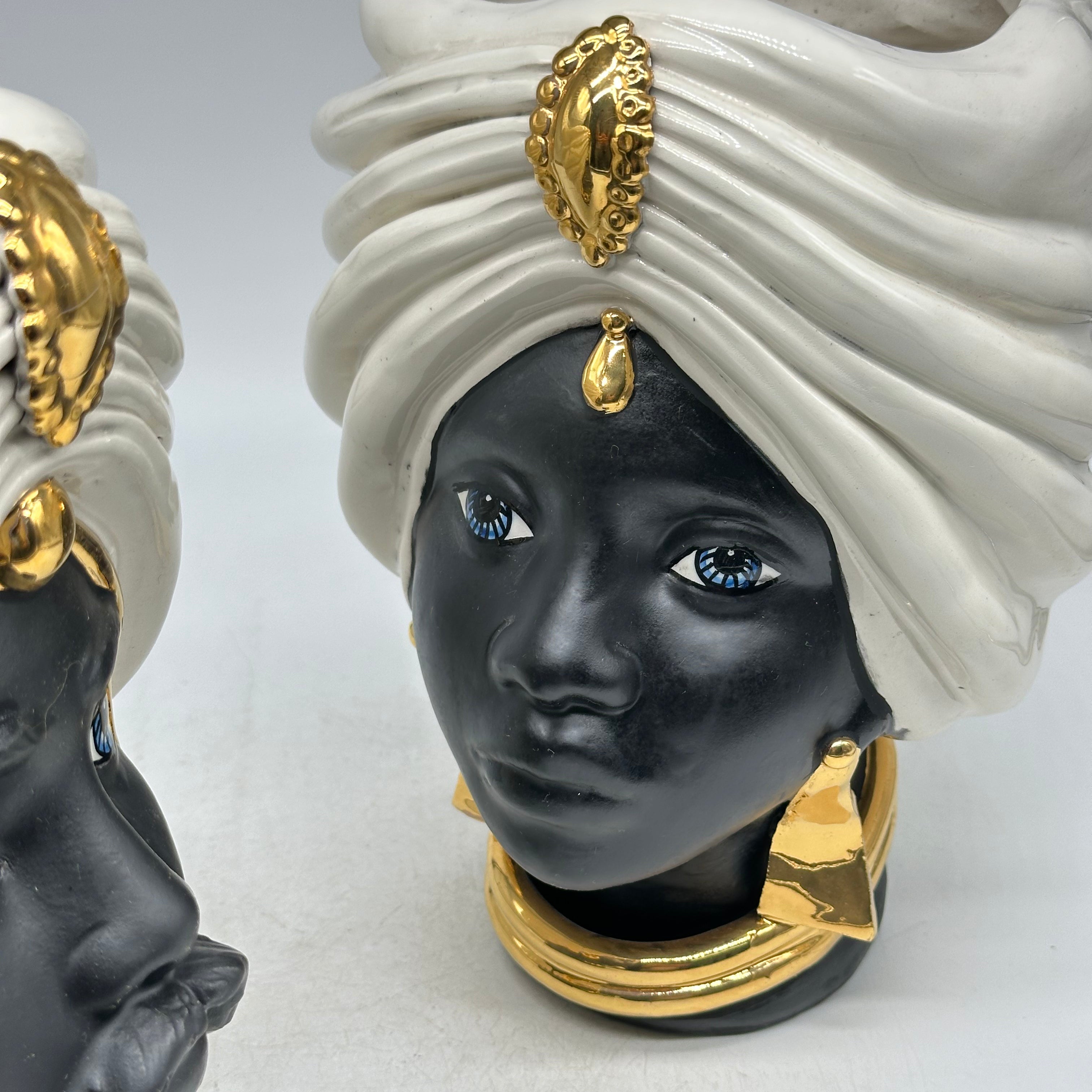 FINE SERIE - Teste di Moro Atena Ceramica Caltagirone cm H.24 L.18 Artigianale Bianco Nero Oro - TESTE DI MORO