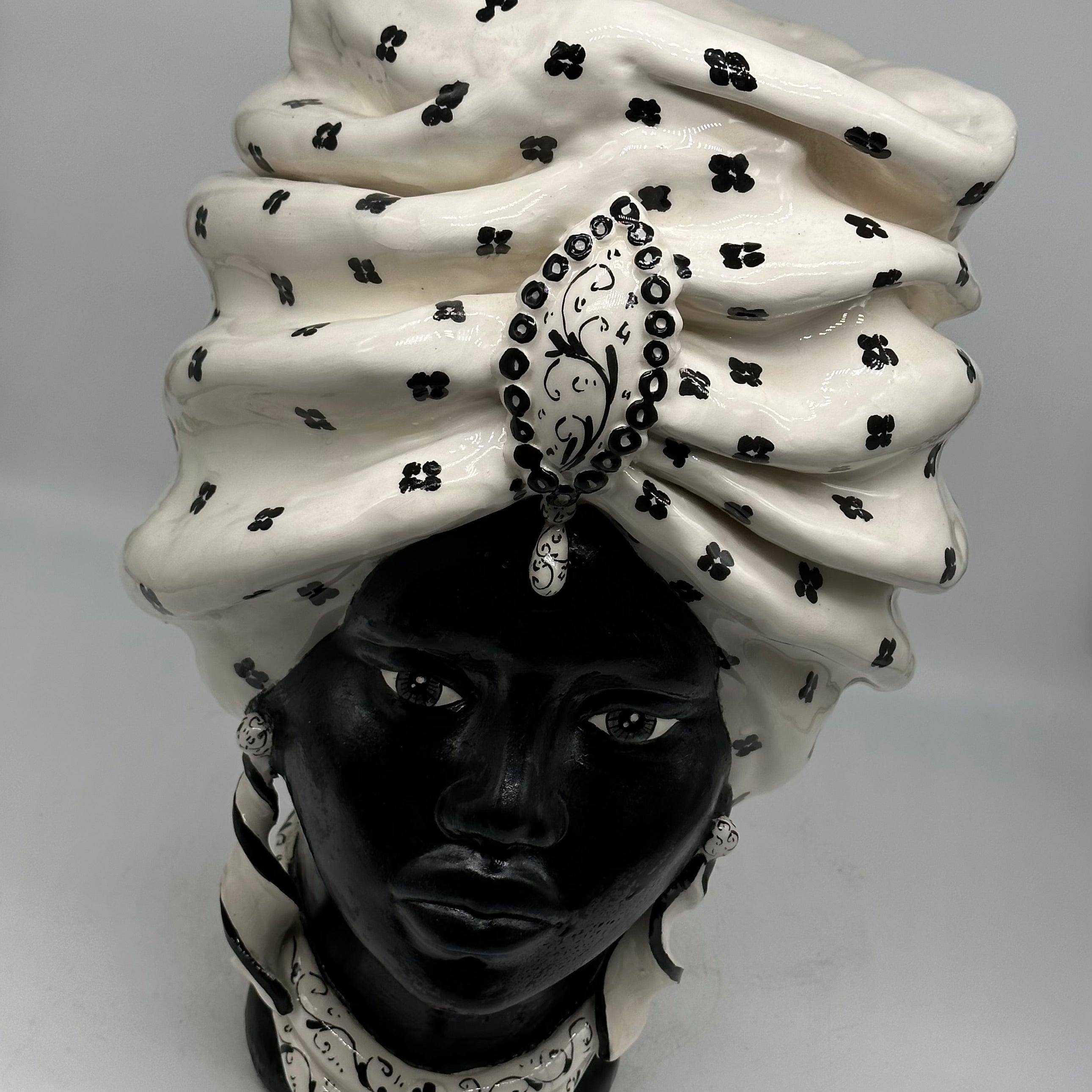 FINE SERIE - Teste di Moro Atena V.1 Ceramica Caltagirone cm H.40 L.28 Artigianale Bianco Pois Nero Opaco - TESTE
