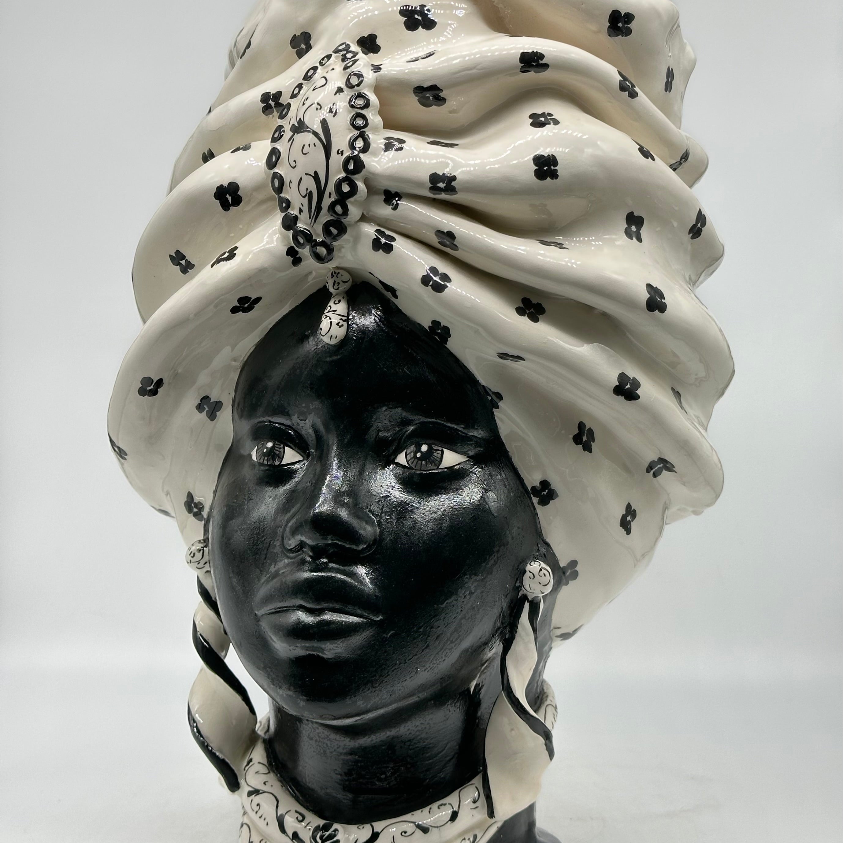 FINE SERIE - Teste di Moro Atena V.1 Ceramica Caltagirone cm H.40 L.28 Artigianale Bianco Pois Nero Opaco - TESTE