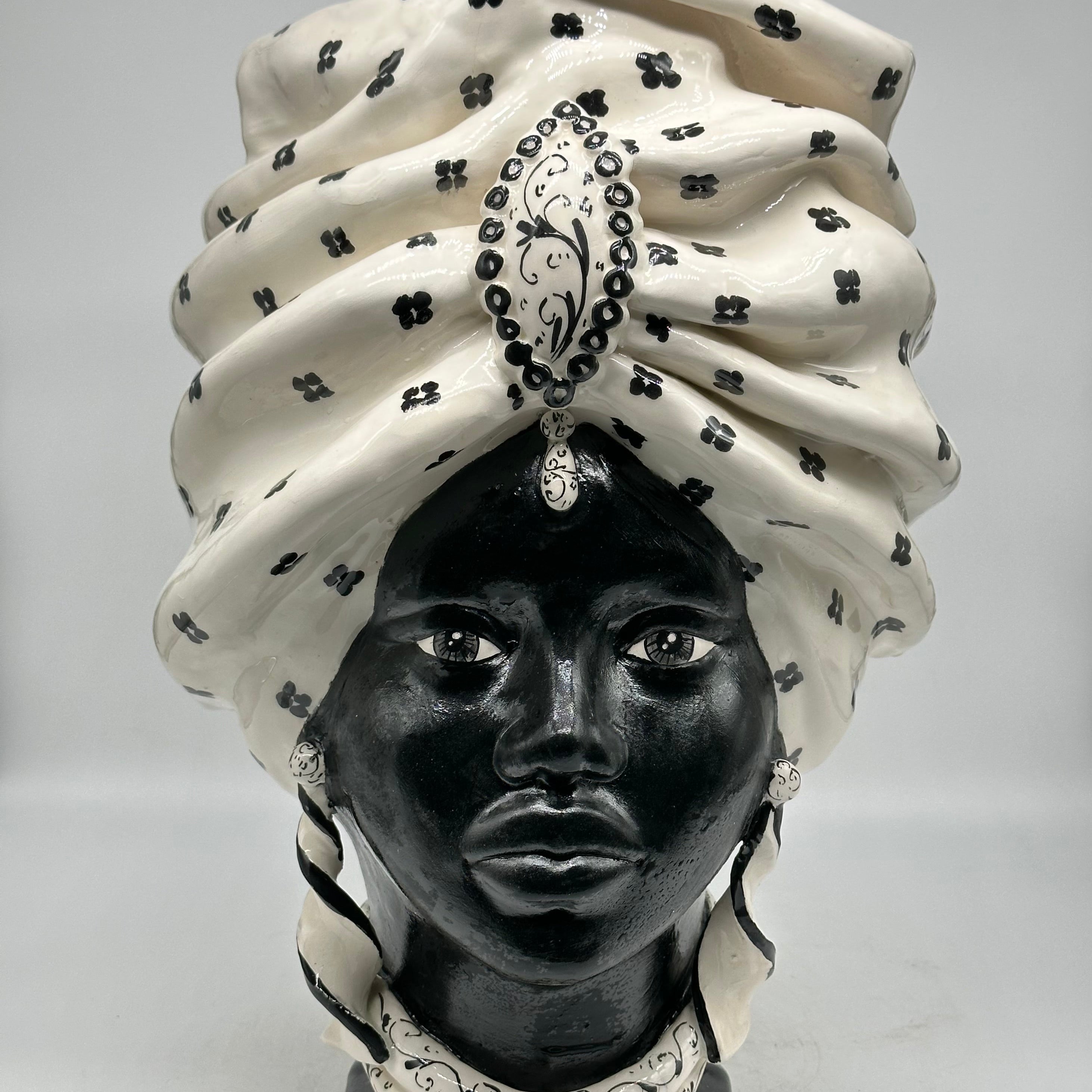 FINE SERIE - Teste di Moro Atena V.1 Ceramica Caltagirone cm H.40 L.28 Artigianale Bianco Pois Nero Opaco - Donna