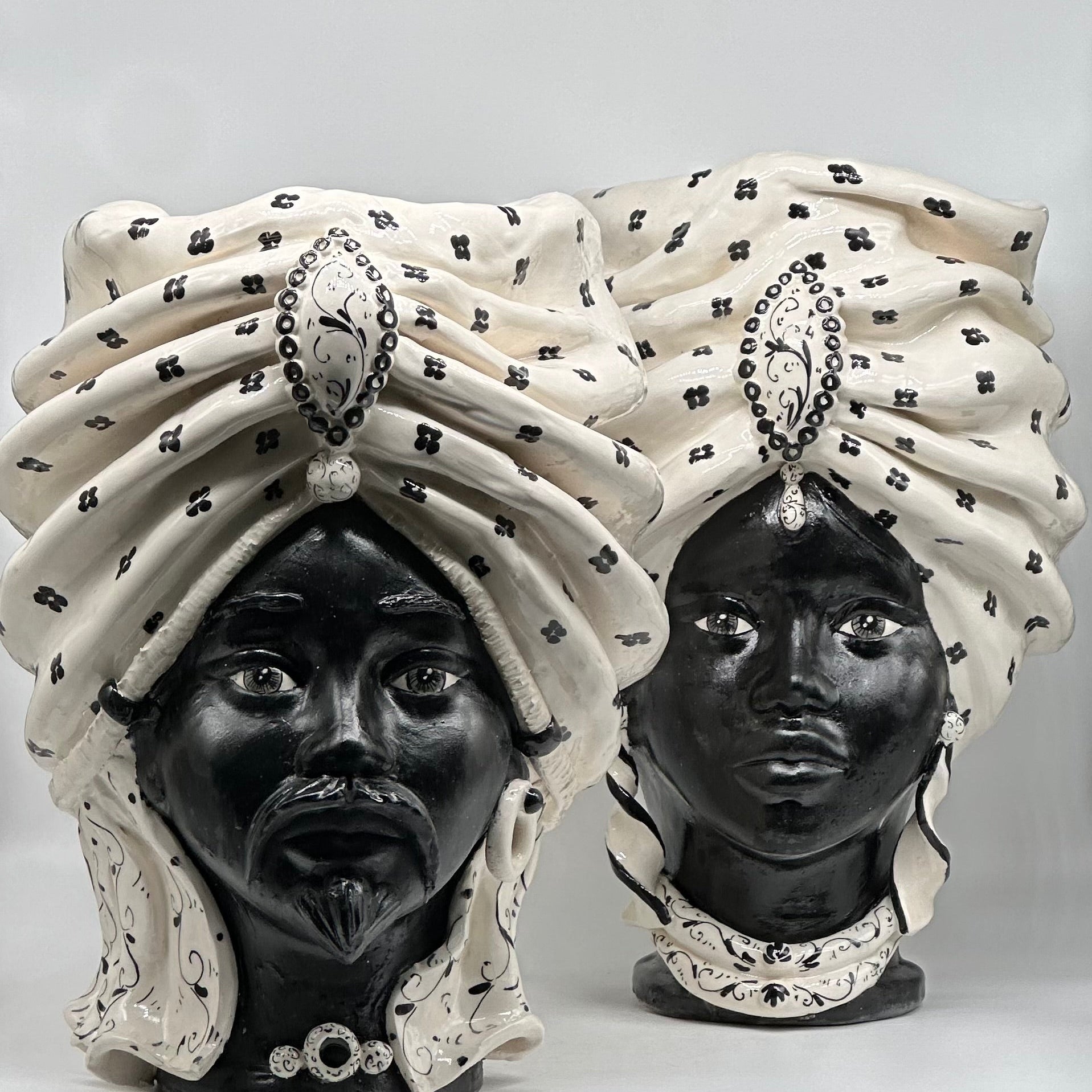 FINE SERIE - Teste di Moro Atena V.1 Ceramica Caltagirone cm H.40 L.28 Artigianale Bianco Pois Nero Opaco - TESTE