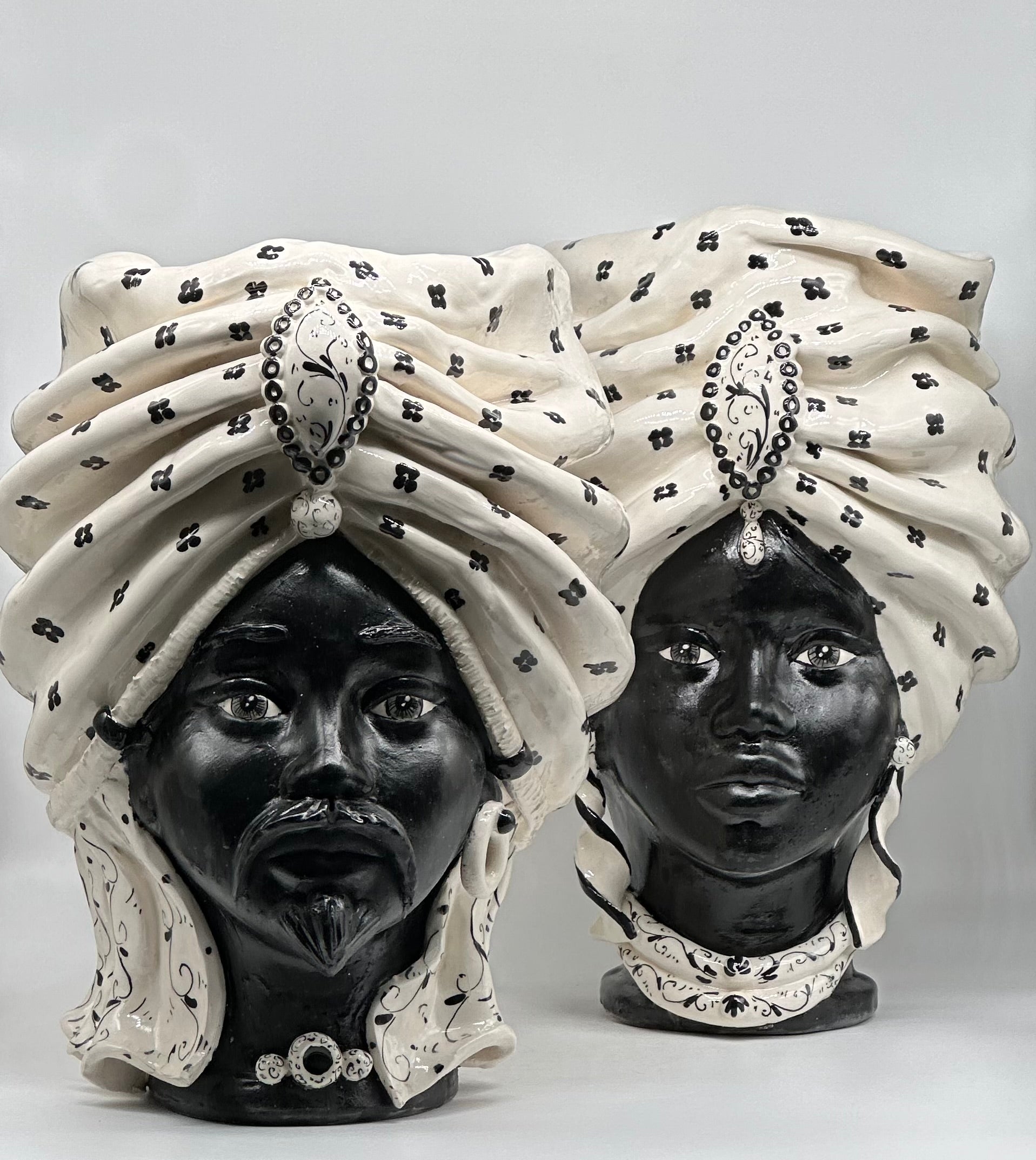 FINE SERIE - Teste di Moro Atena V.1 Ceramica Caltagirone cm H.40 L.28 Artigianale Bianco Pois Nero Opaco - TESTE