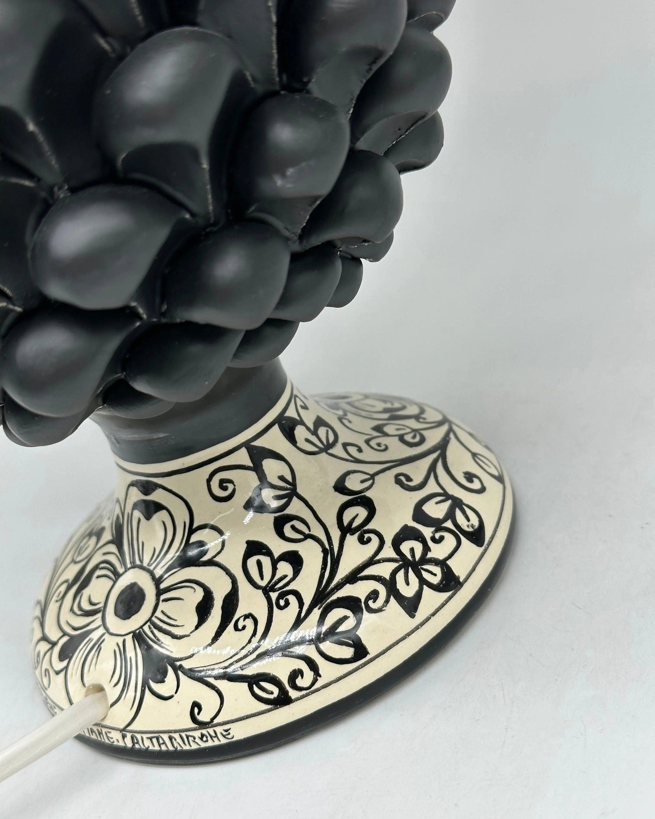 Lampada Pigna Ceramica Caltagirone cm H.25 Artigianale Nero Opaco Base Decorata DD CERAMICHE SICILIANE