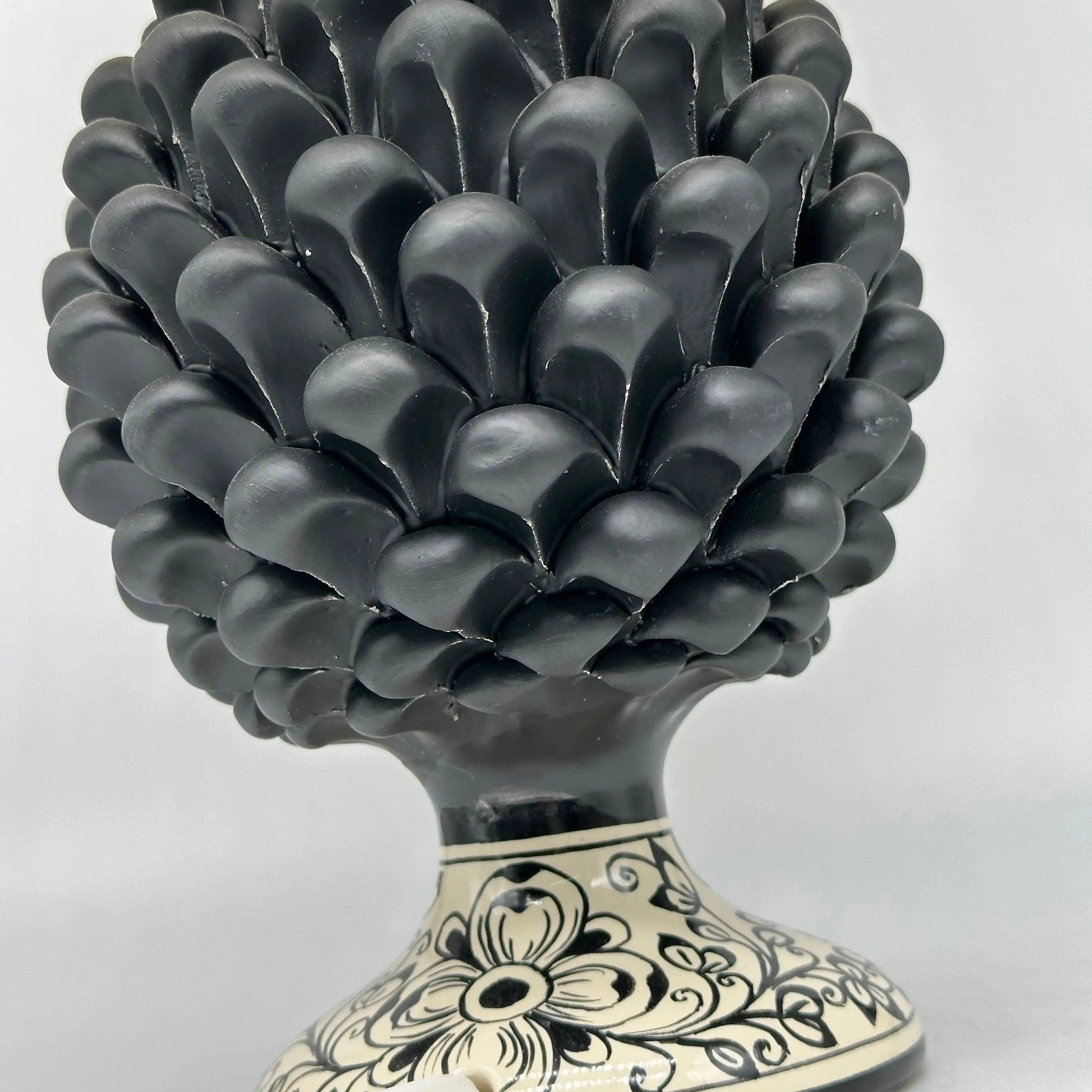 Lampada Pigna Ceramica Caltagirone cm H.25 Artigianale Nero Opaco Base Decorata DD CERAMICHE SICILIANE