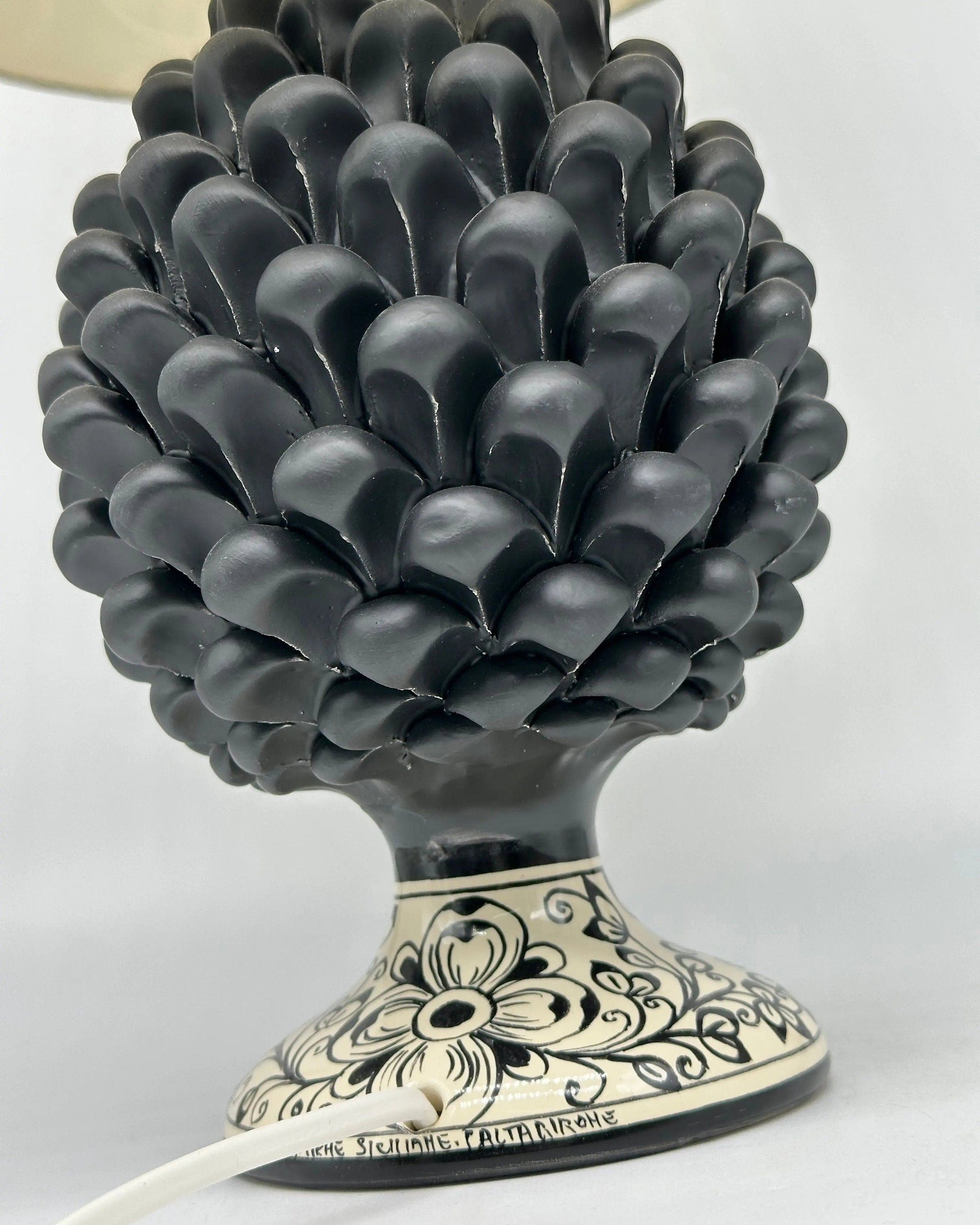 Lampada Pigna Ceramica Caltagirone cm H.25 Artigianale Nero Opaco Base Decorata DD CERAMICHE SICILIANE