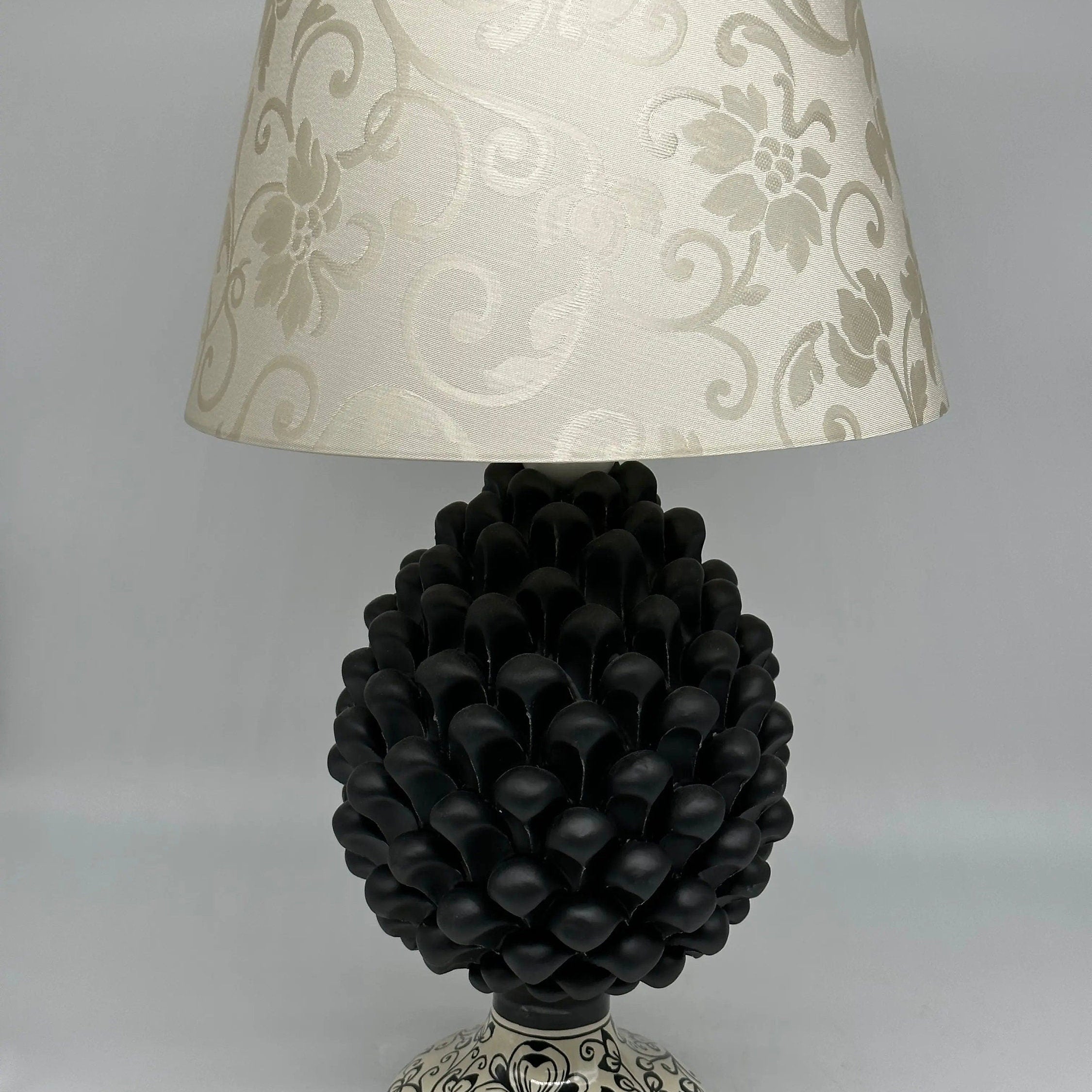Lampada Pigna Ceramica Caltagirone cm H.25 Artigianale Nero Opaco Base Decorata DD CERAMICHE SICILIANE