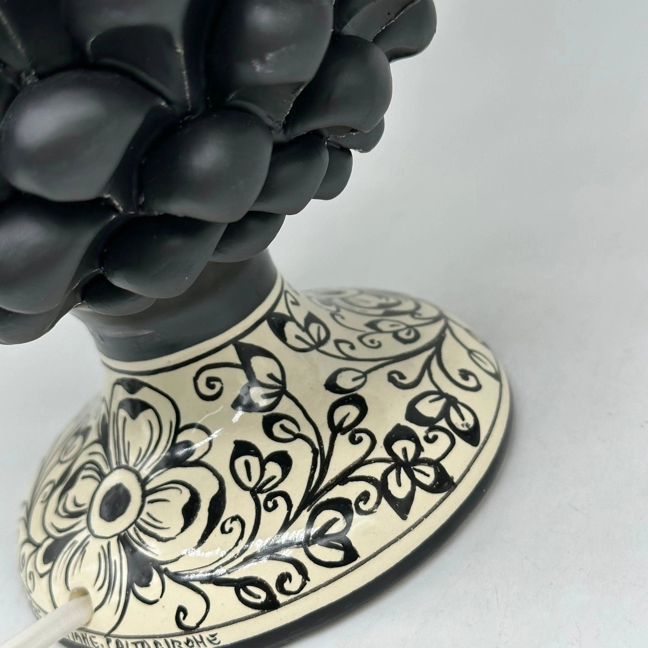 Lampada Pigna Ceramica Caltagirone cm H.25 Artigianale Nero Opaco Base Decorata DD CERAMICHE SICILIANE