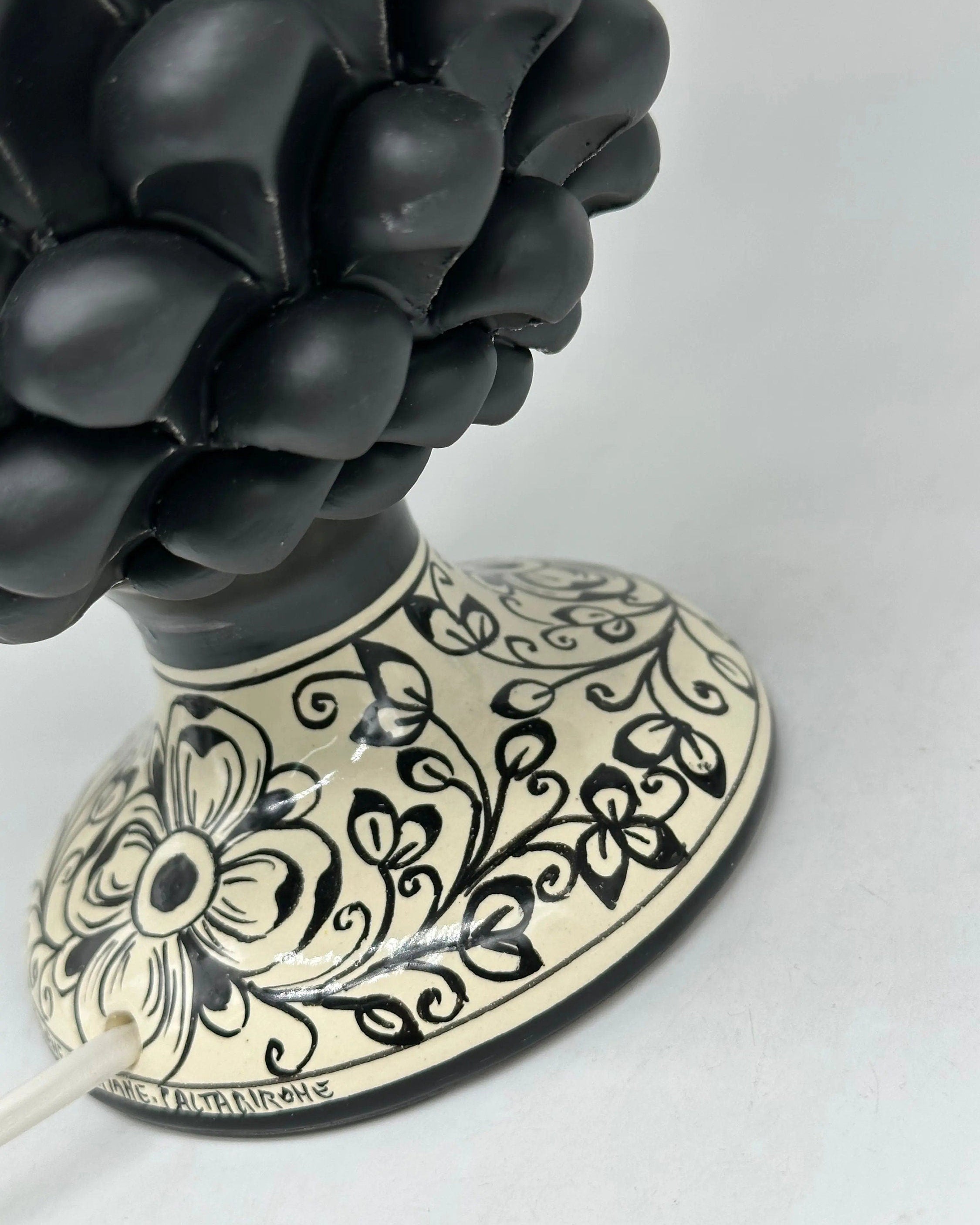 Lampada Pigna Ceramica Caltagirone cm H.25 Artigianale Nero Opaco Base Decorata DD CERAMICHE SICILIANE