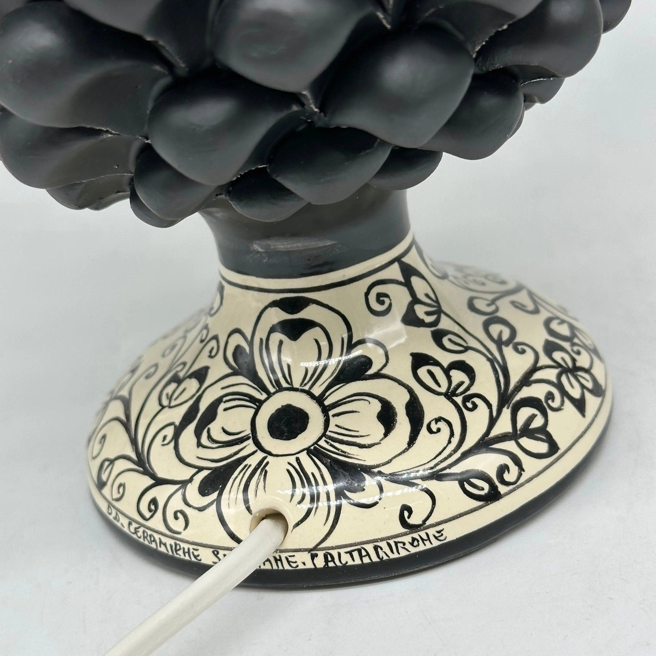 Lampada Pigna Ceramica Caltagirone cm H.25 Artigianale Nero Opaco Base Decorata DD CERAMICHE SICILIANE